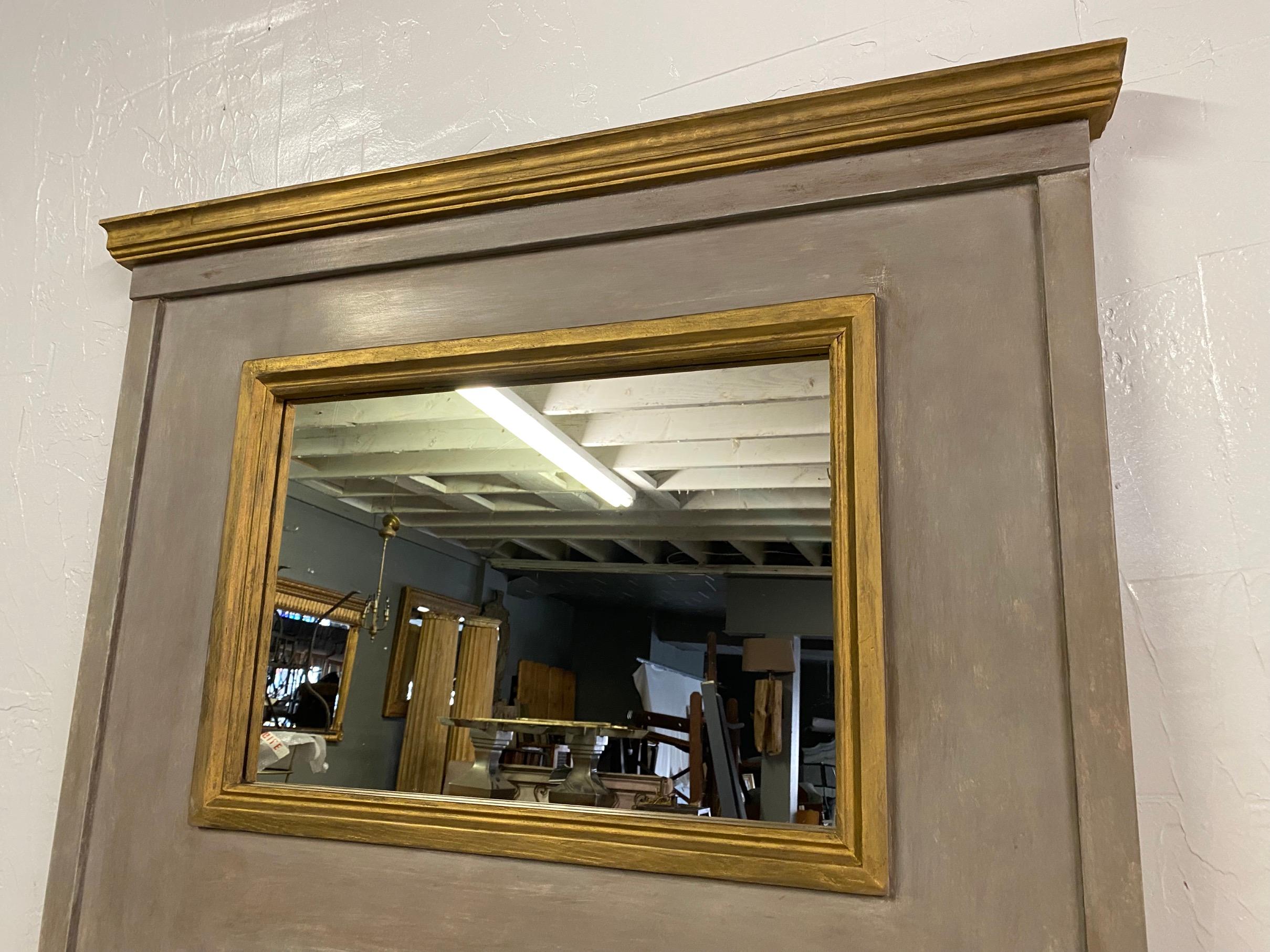 Maßgefertigter Trumeau-Kaminsims-Spiegel im neoklassischen Stil (Holz) im Angebot