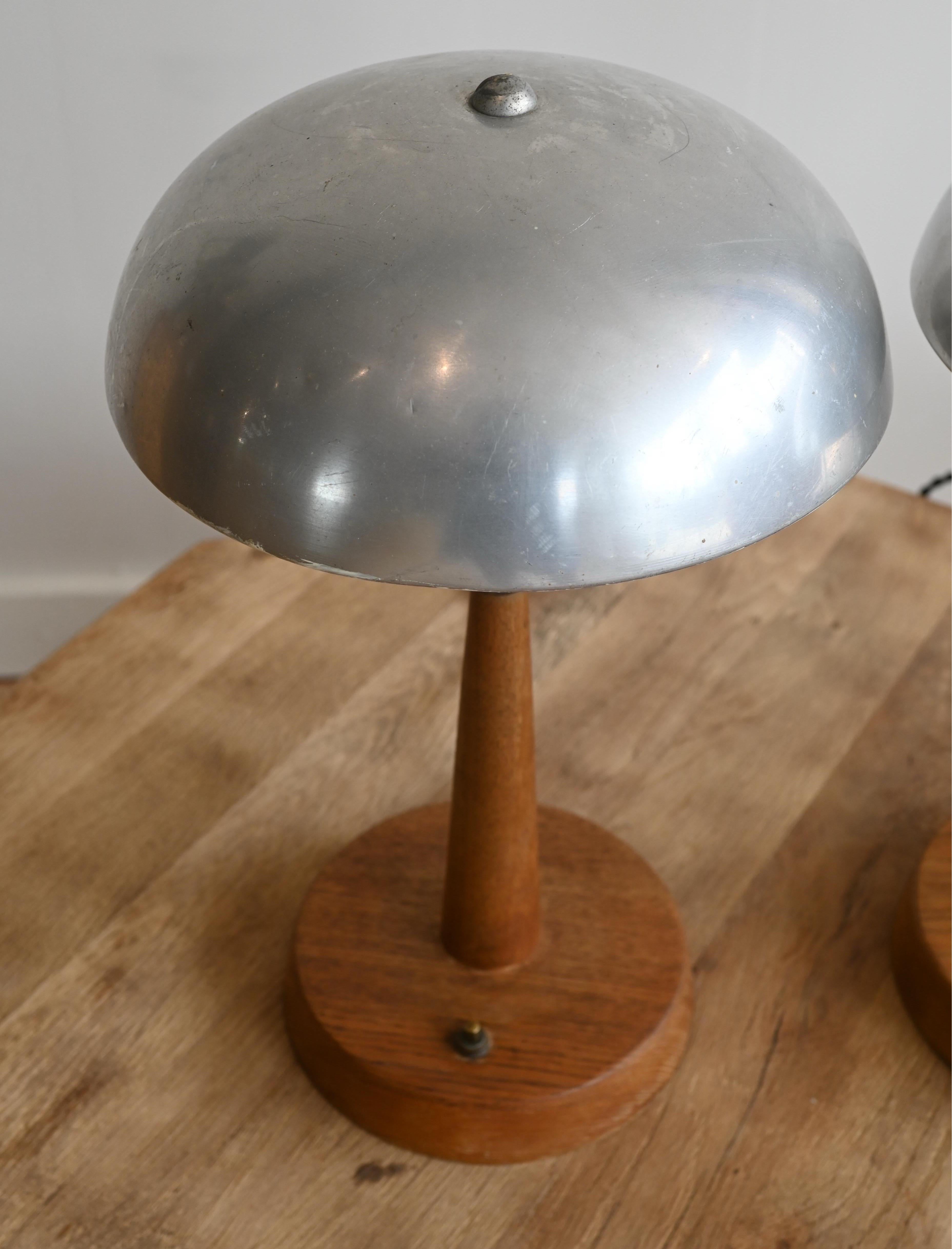 Une magnifique paire de lampes d'époque Art Déco. Base et corps en chêne avec abat-jour chromé bombé. L'interrupteur à la base est un interrupteur marche/arrêt. Très cool !