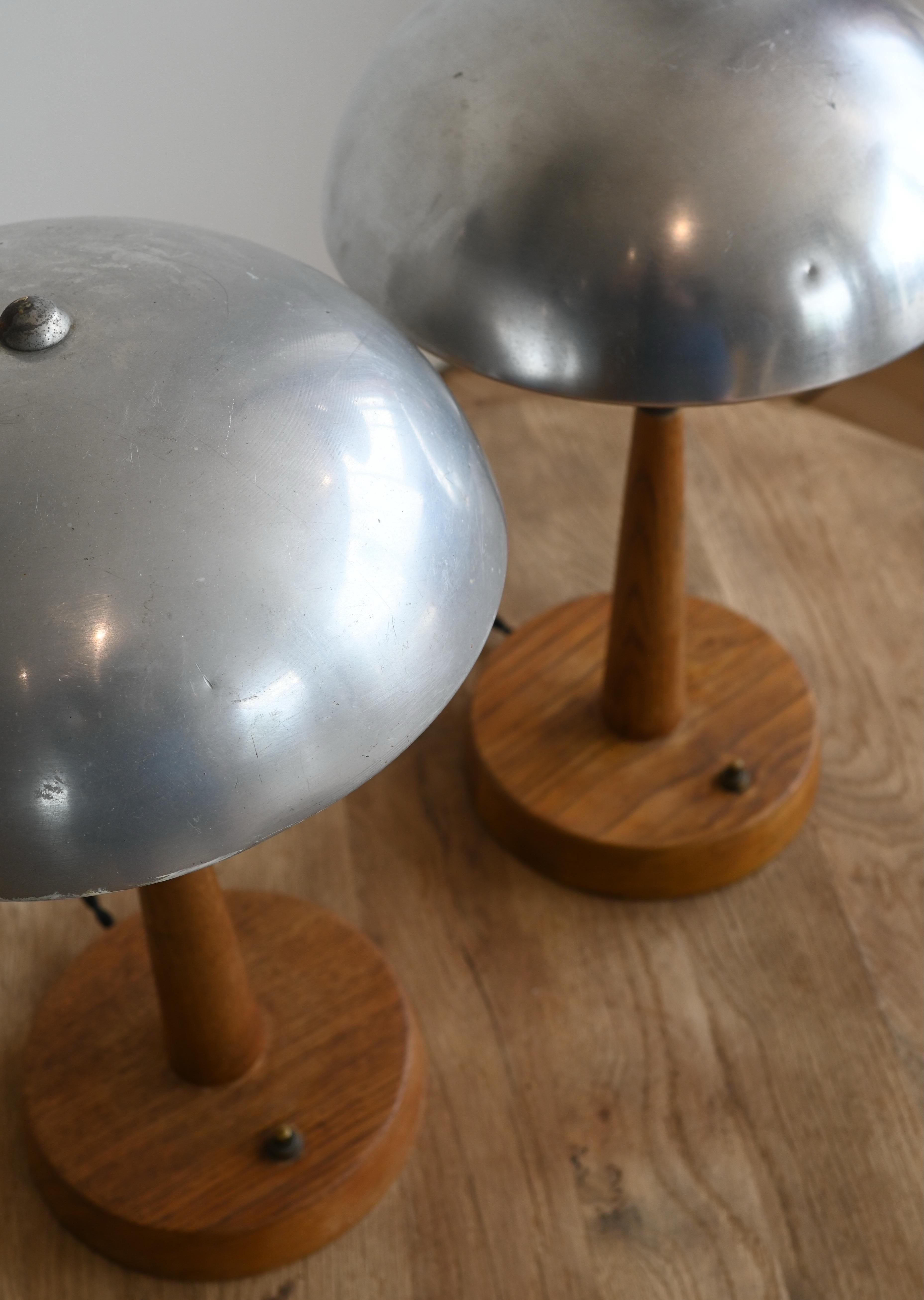 Français Lampes de table en chêne et chrome sur mesure en vente