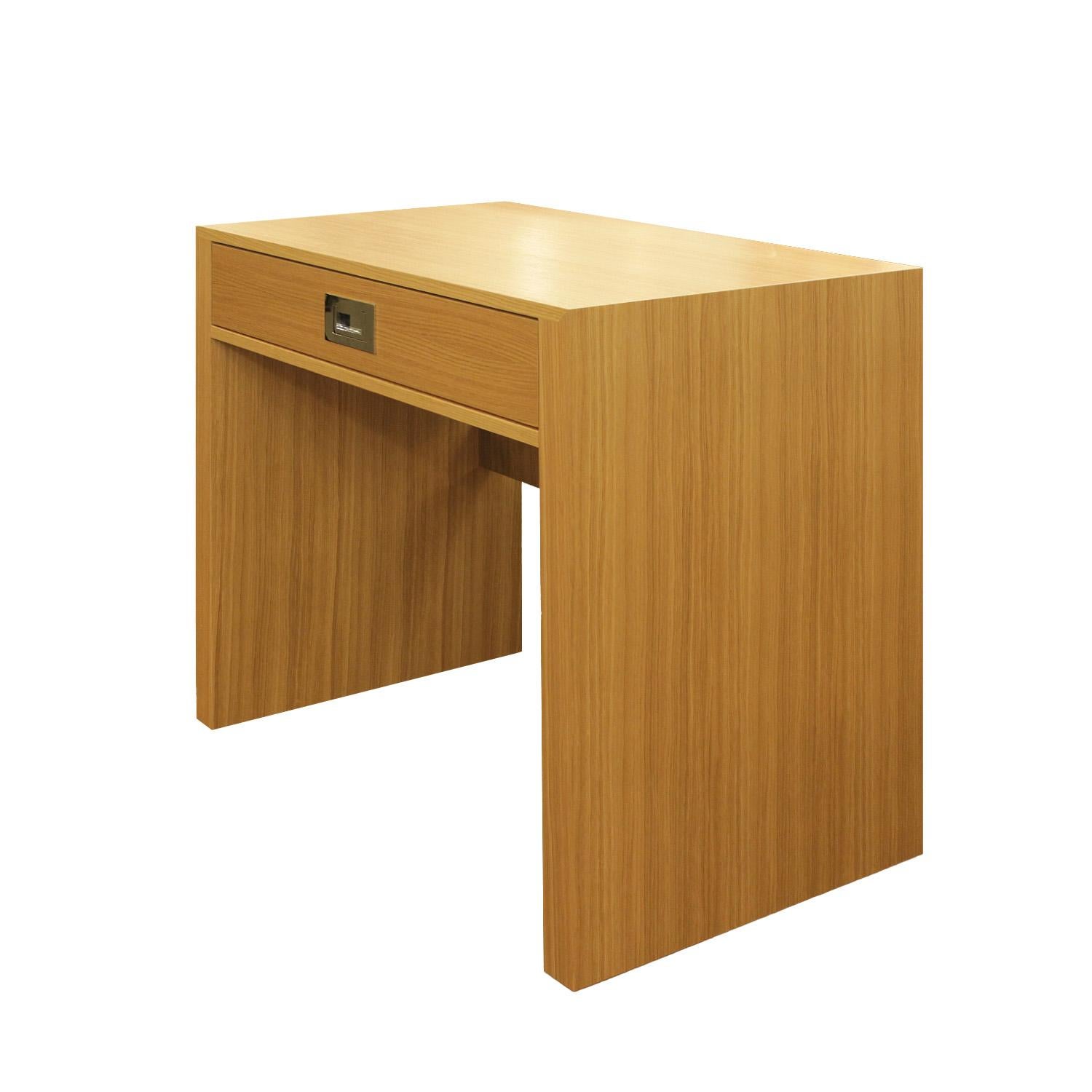 Auf Bestellung gefertigter Schreibtisch mit einer Schublade aus Eichenholz mit verchromten Latten und Beschlägen.

Erhältlich in kundenspezifischen Abmessungen und Ausführungen.
