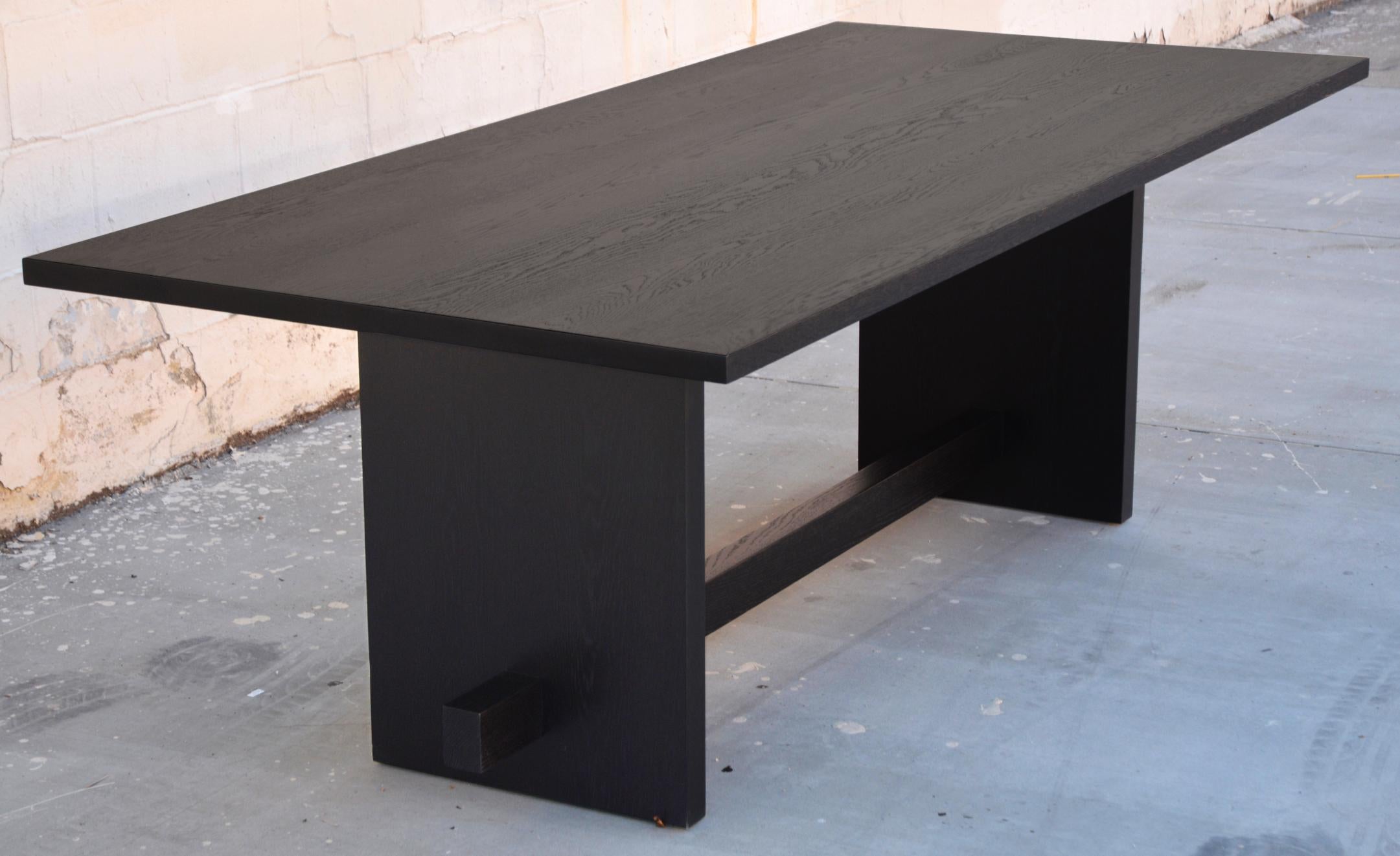 Cette table à tréteaux moderne en chêne peut être rendue pliable. Il est présenté ici en format 90