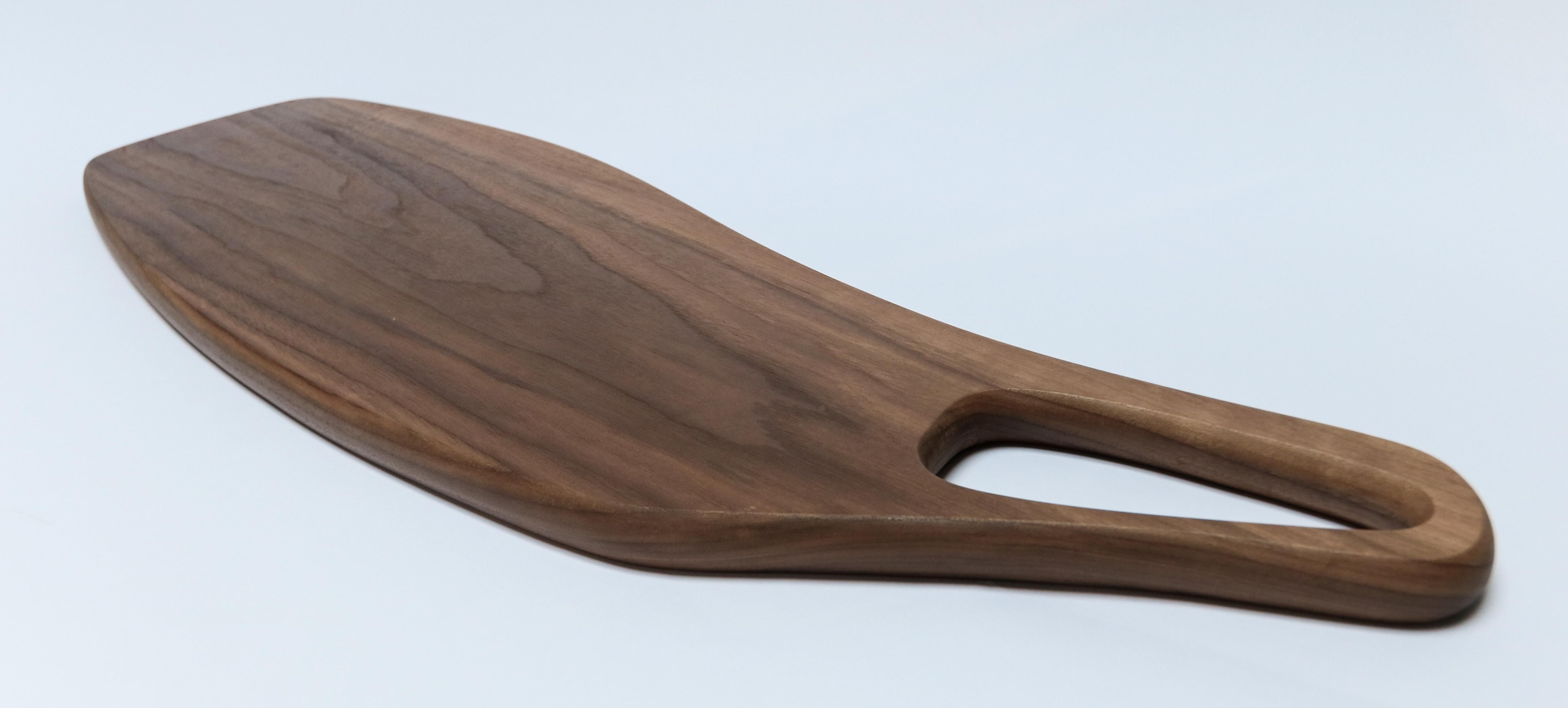 Custom Oblong Serving Board in Oak & Walnut by Adesso Imports In New Condition For Sale In Los Angeles, CA