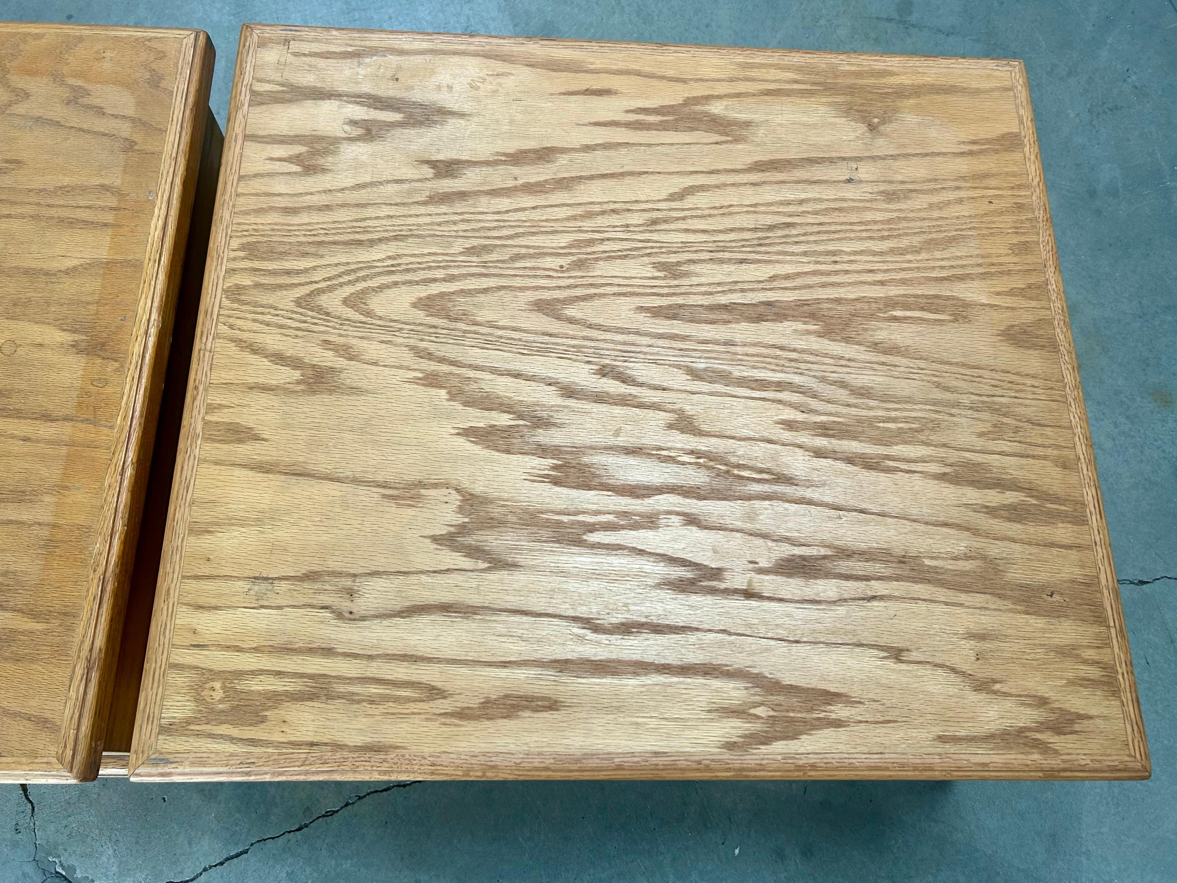 Mesas auxiliares o pedestales de madera a medida en venta 2