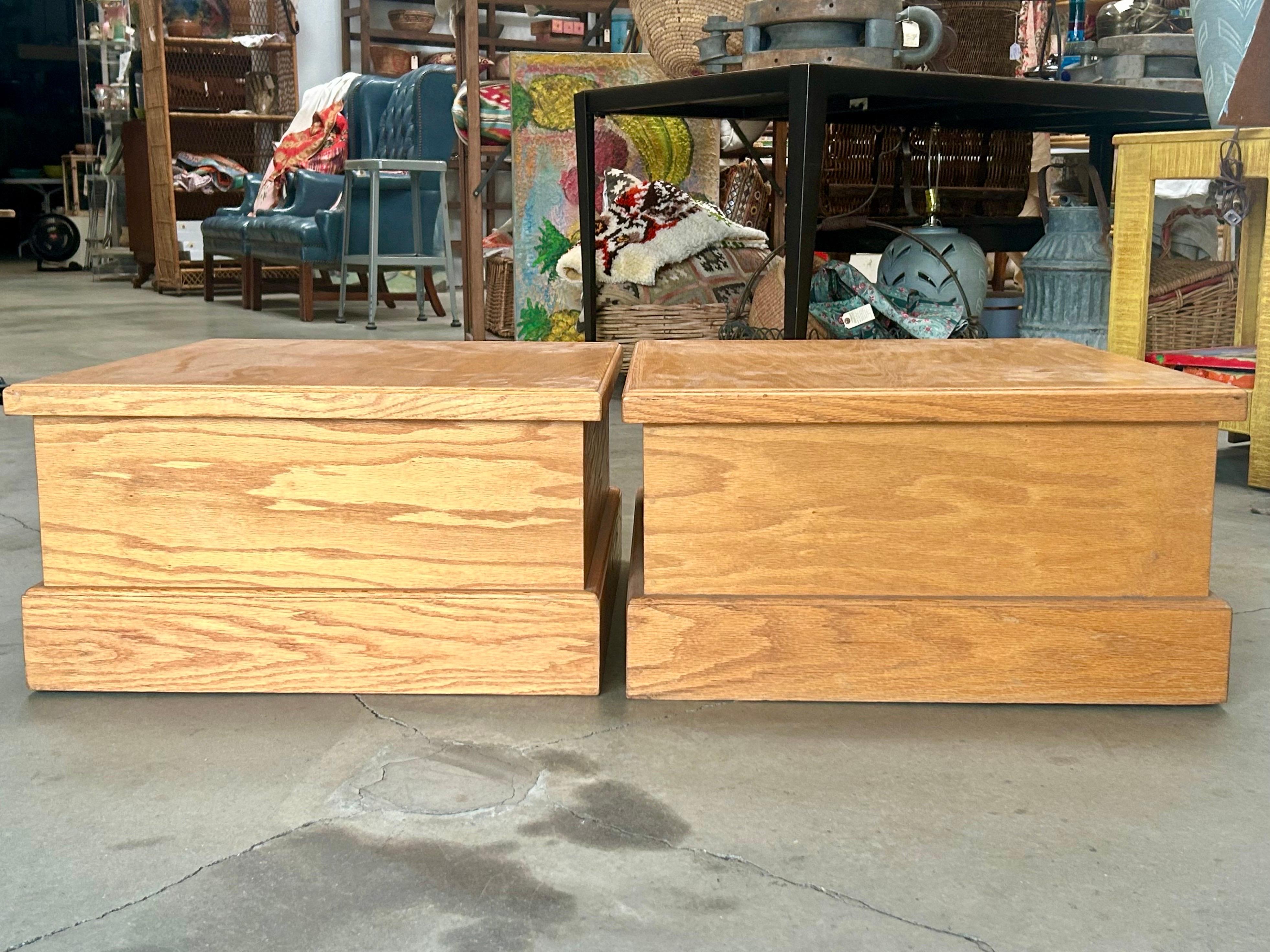 Mesas auxiliares o pedestales de madera a medida en venta 3
