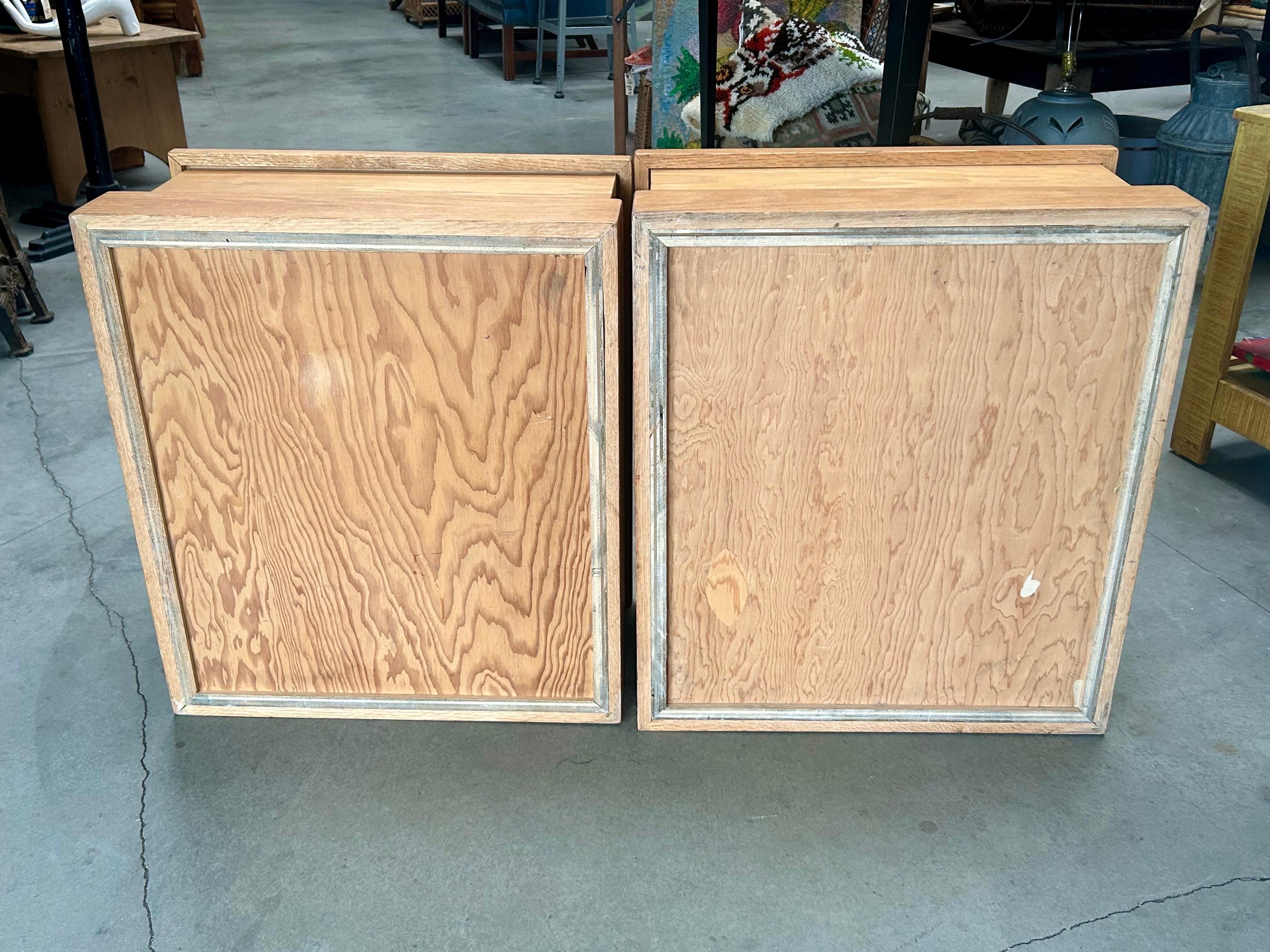 Mesas auxiliares o pedestales de madera a medida en venta 4