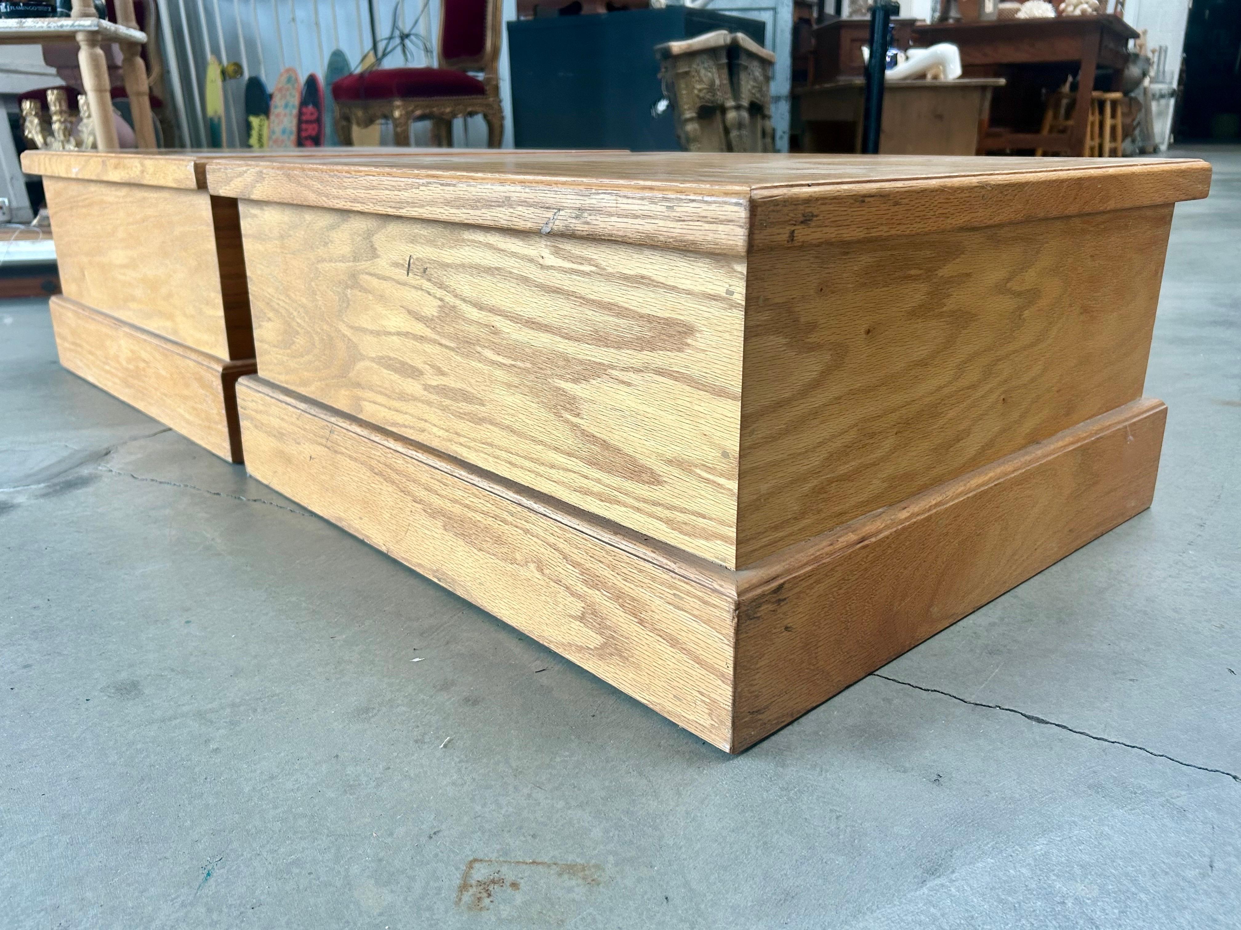 Mesas auxiliares o pedestales de madera a medida Moderno en venta