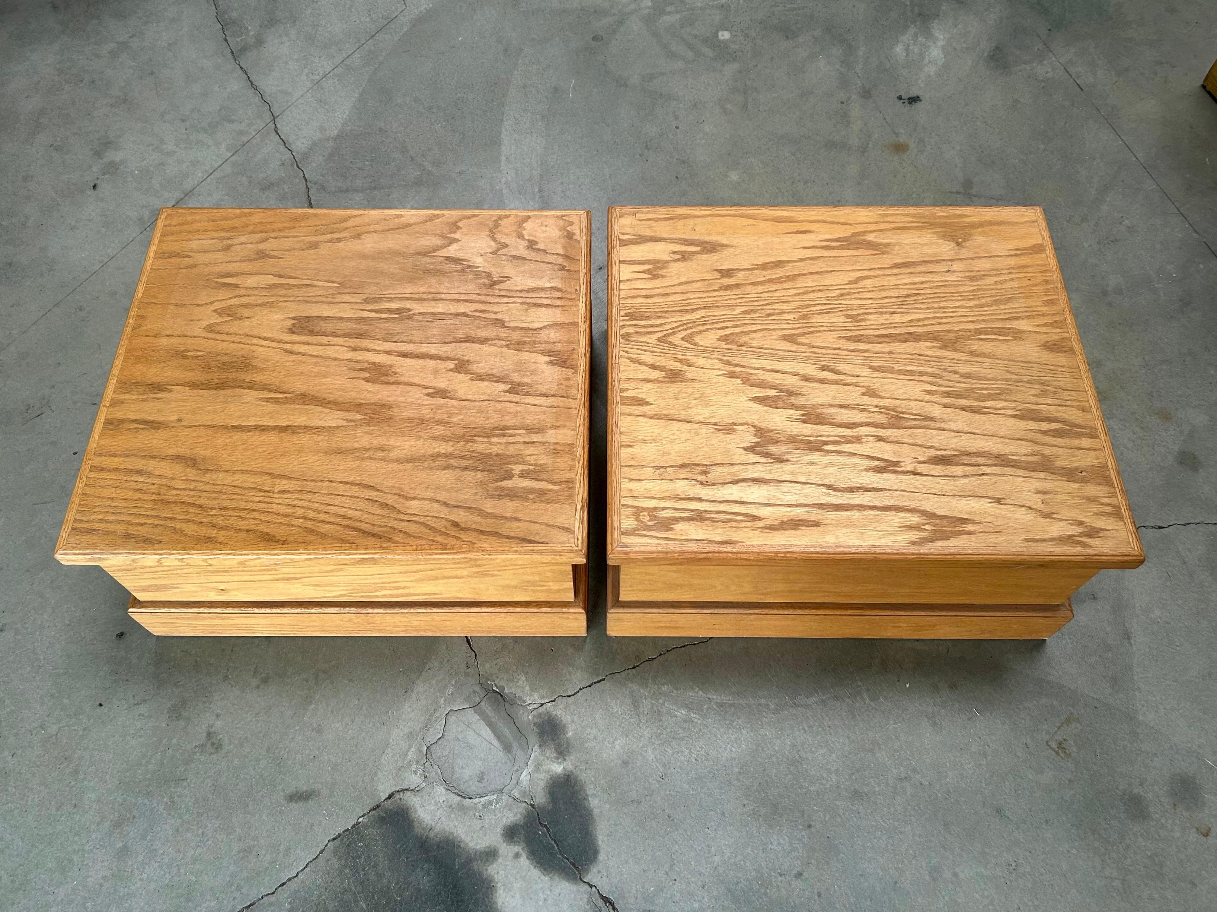 Mesas auxiliares o pedestales de madera a medida Hecho a mano en venta