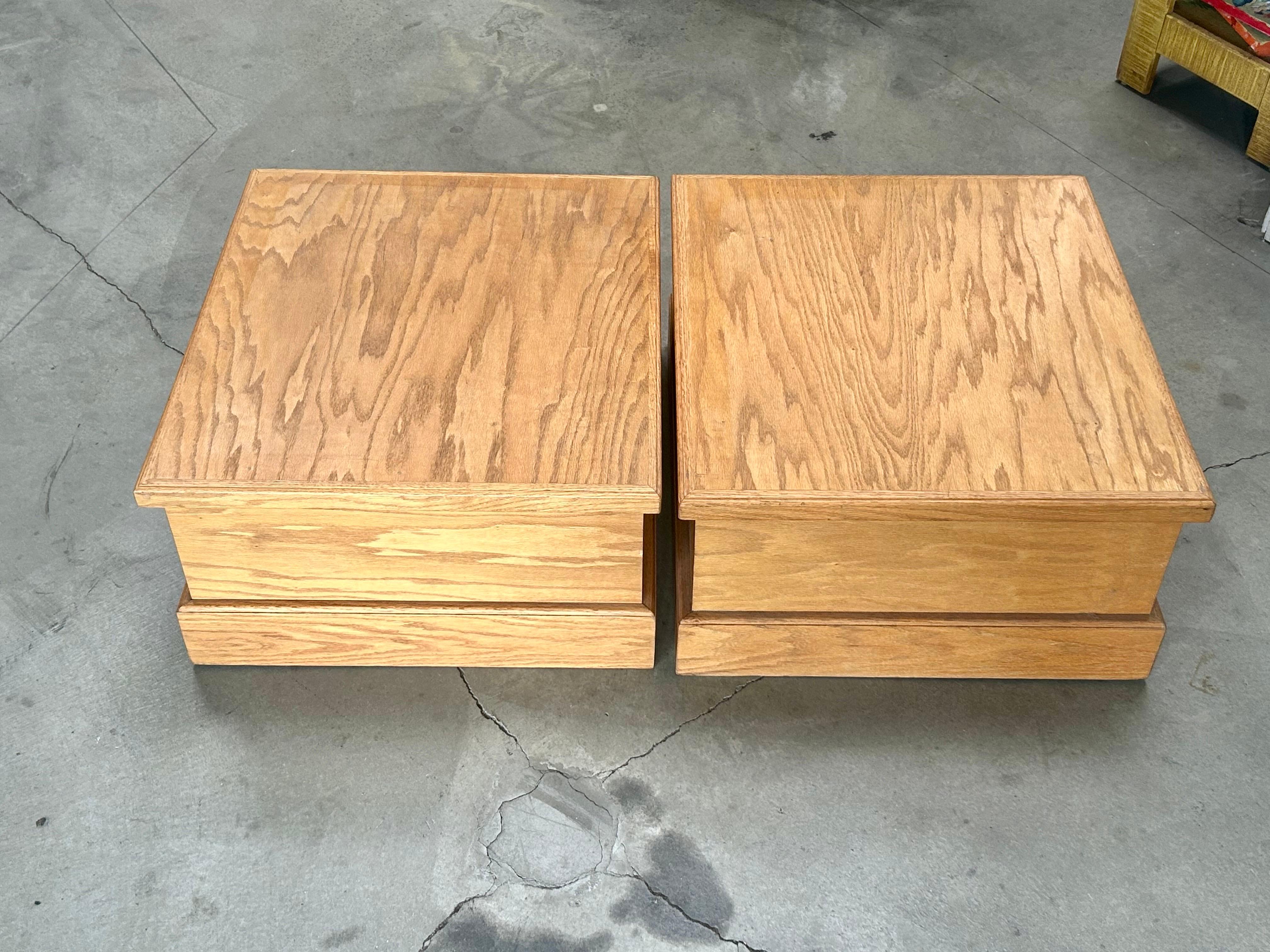 Mesas auxiliares o pedestales de madera a medida siglo XX en venta