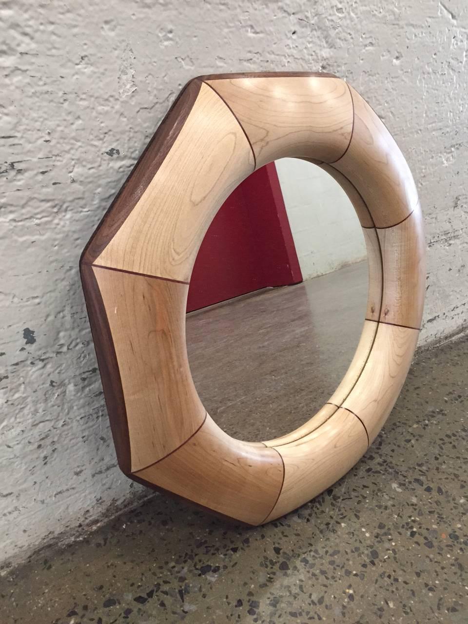 Miroir octogonal personnalisé avec incrustation d'érable et de bois de rose.
Le miroir répertorié est actuellement disponible.