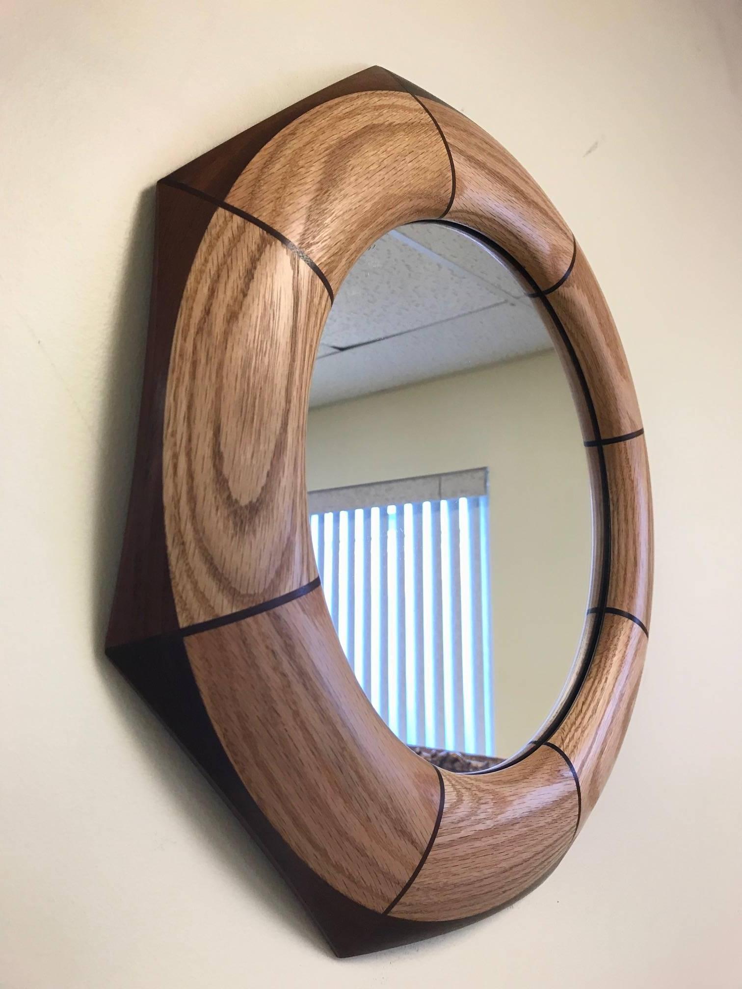 Miroir octogonal personnalisé en noyer et chêne incrusté.
Le miroir répertorié est actuellement disponible.
