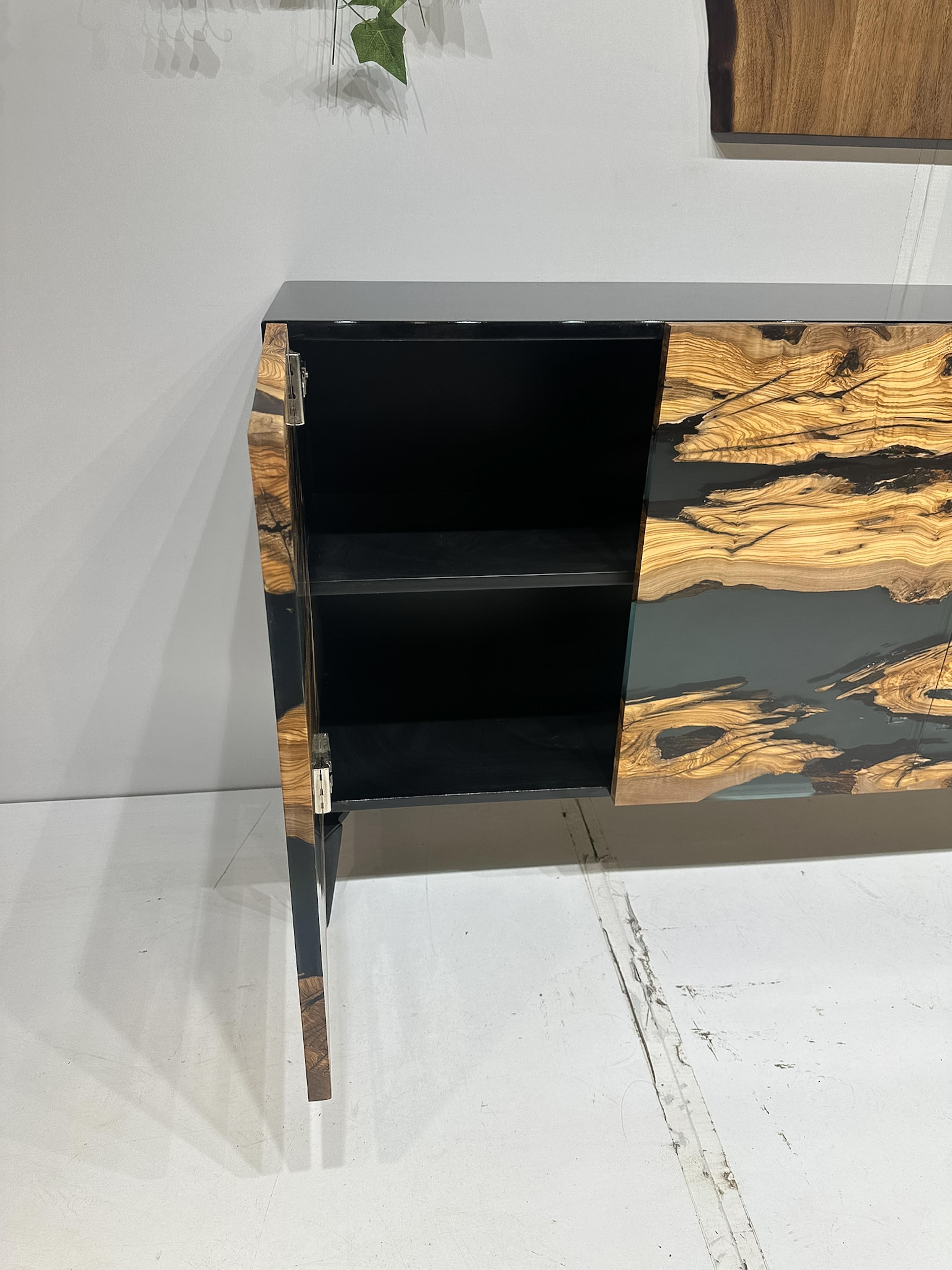 Aparador de madera de olivo - Aparador de resina con madera natural Siglo XXI y contemporáneo en venta