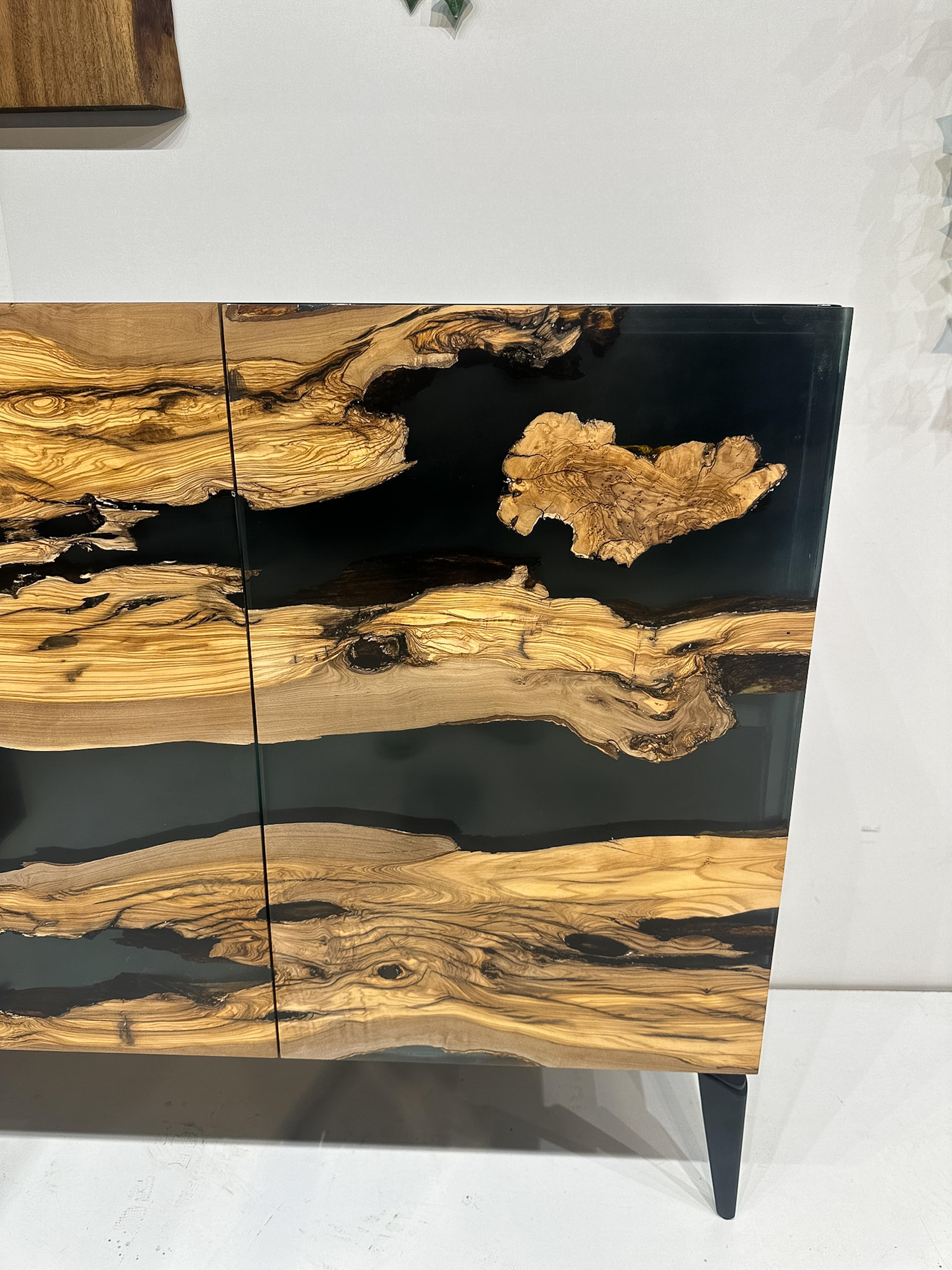 Aparador de madera de olivo - Aparador de resina con madera natural en venta 2