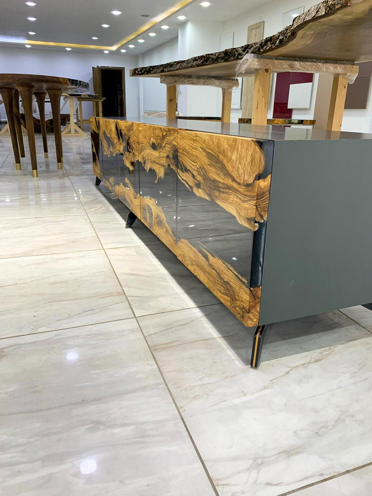 Organico moderno Credenza personalizzata in Wood Oliver con resina epossidica nera, credenza artigianale in legno di lusso in vendita