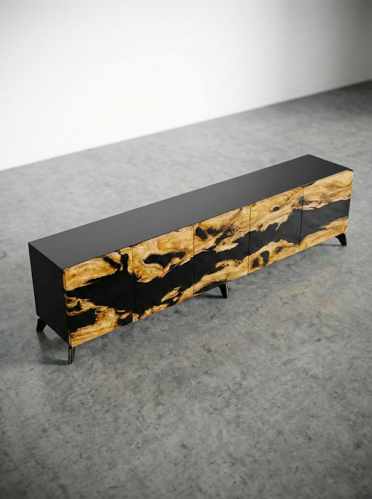 Intagliato a mano Credenza personalizzata in Wood Oliver con resina epossidica nera, credenza artigianale in legno di lusso in vendita