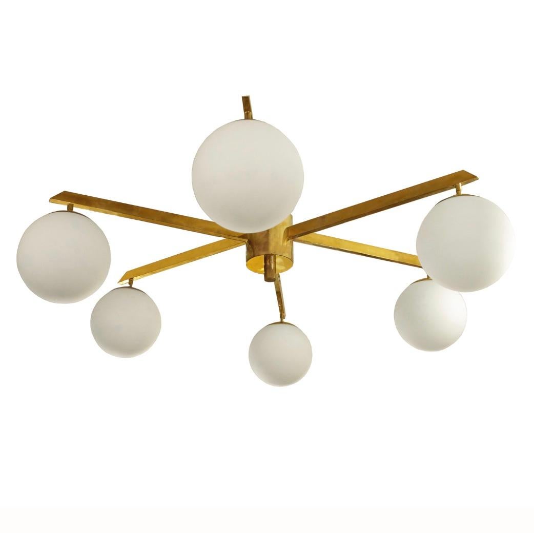 Luminaire encastré en laiton et verre opalin, fait sur commande, avec 6 bras. Veuillez vous renseigner auprès de Venfield pour connaître les designs et les finitions disponibles en option. 

*Ce luminaire est actuellement disponible dans notre salle