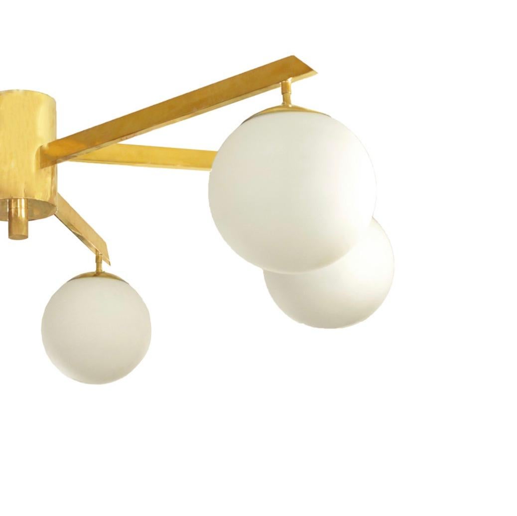 Globe en verre opalin sur mesure et luminaire à 6 bras en laiton Bon état - En vente à New York, NY