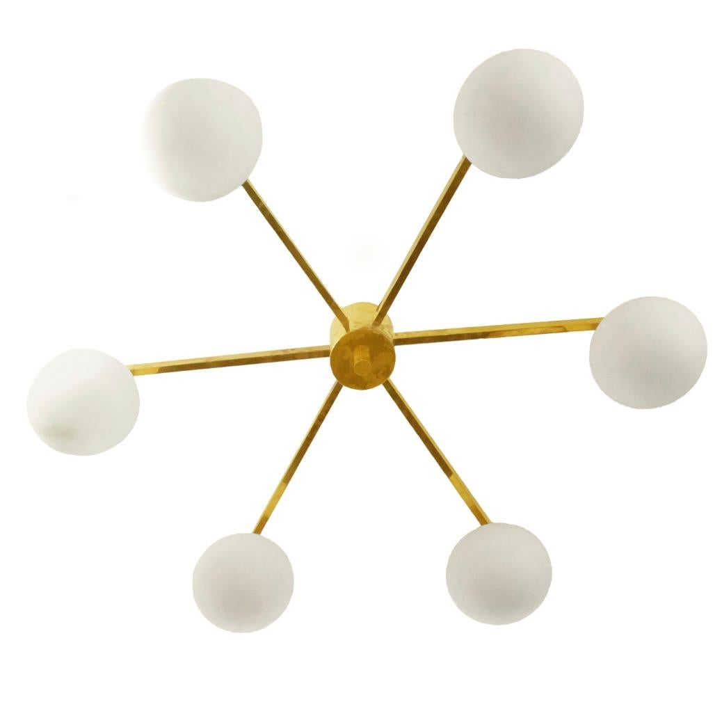 XXIe siècle et contemporain Globe en verre opalin sur mesure et luminaire à 6 bras en laiton en vente