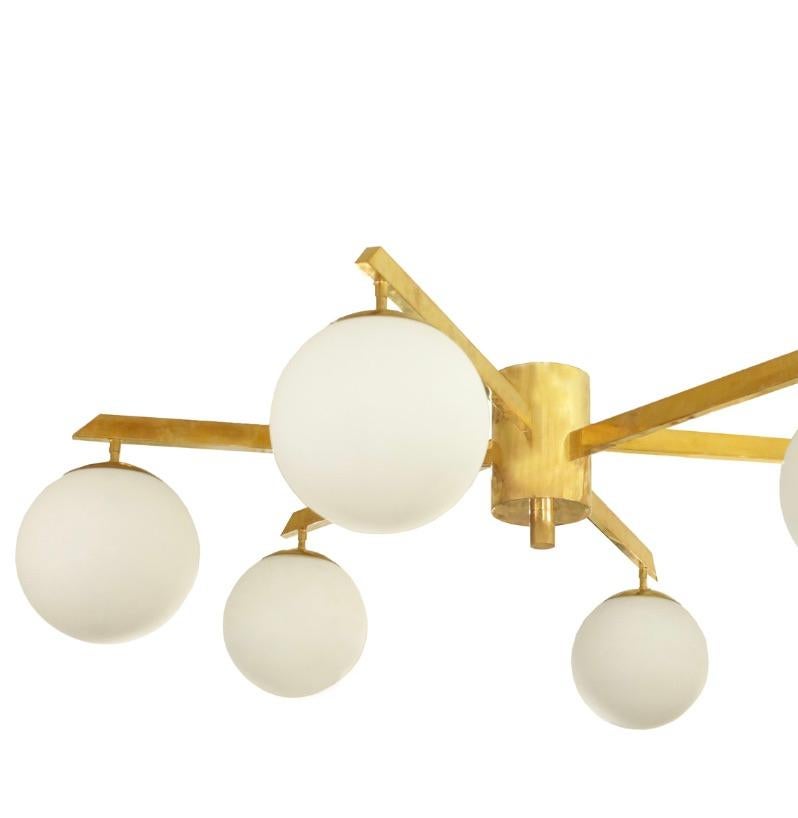 Laiton Globe en verre opalin sur mesure et luminaire à 6 bras en laiton en vente