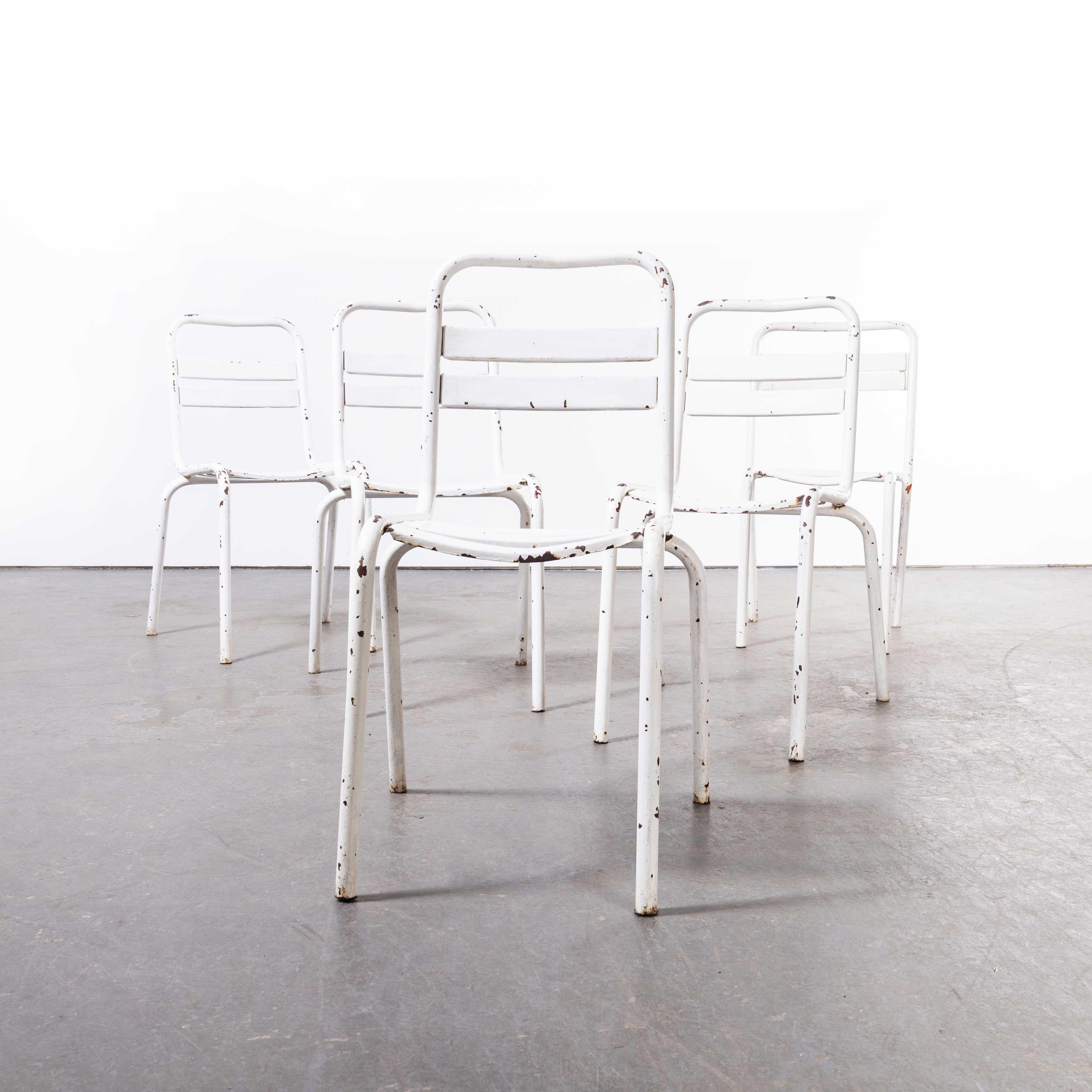 Commande personnalisée pour Ashley - 20 chaises Tolix blanches Bon état à Hook, Hampshire