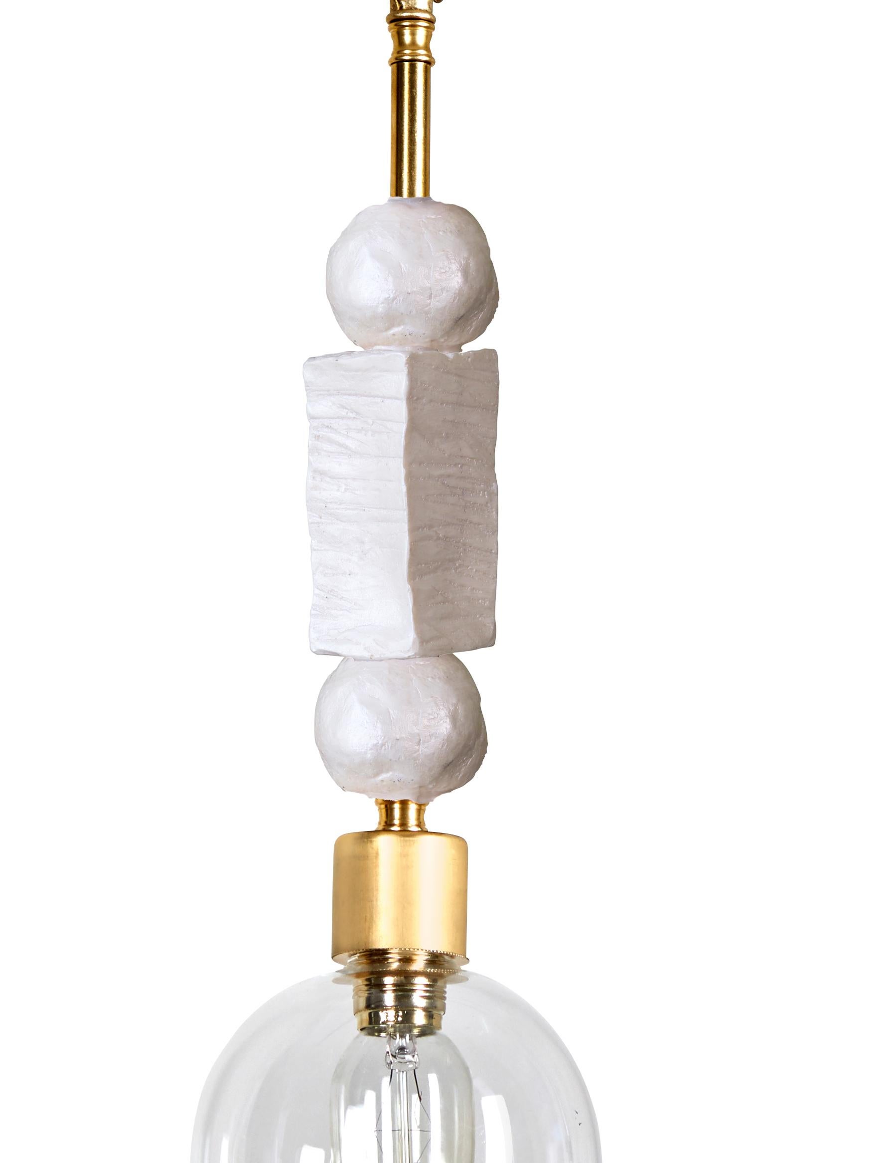 Cette suspension (plafonnier) de Margit Wittig comporte deux éléments en résine époxy en forme de perles et de cubes, coulés et patinés à la main dans son studio londonien. Chaque pièce est finie avec plusieurs couches de pigments et de cire afin de