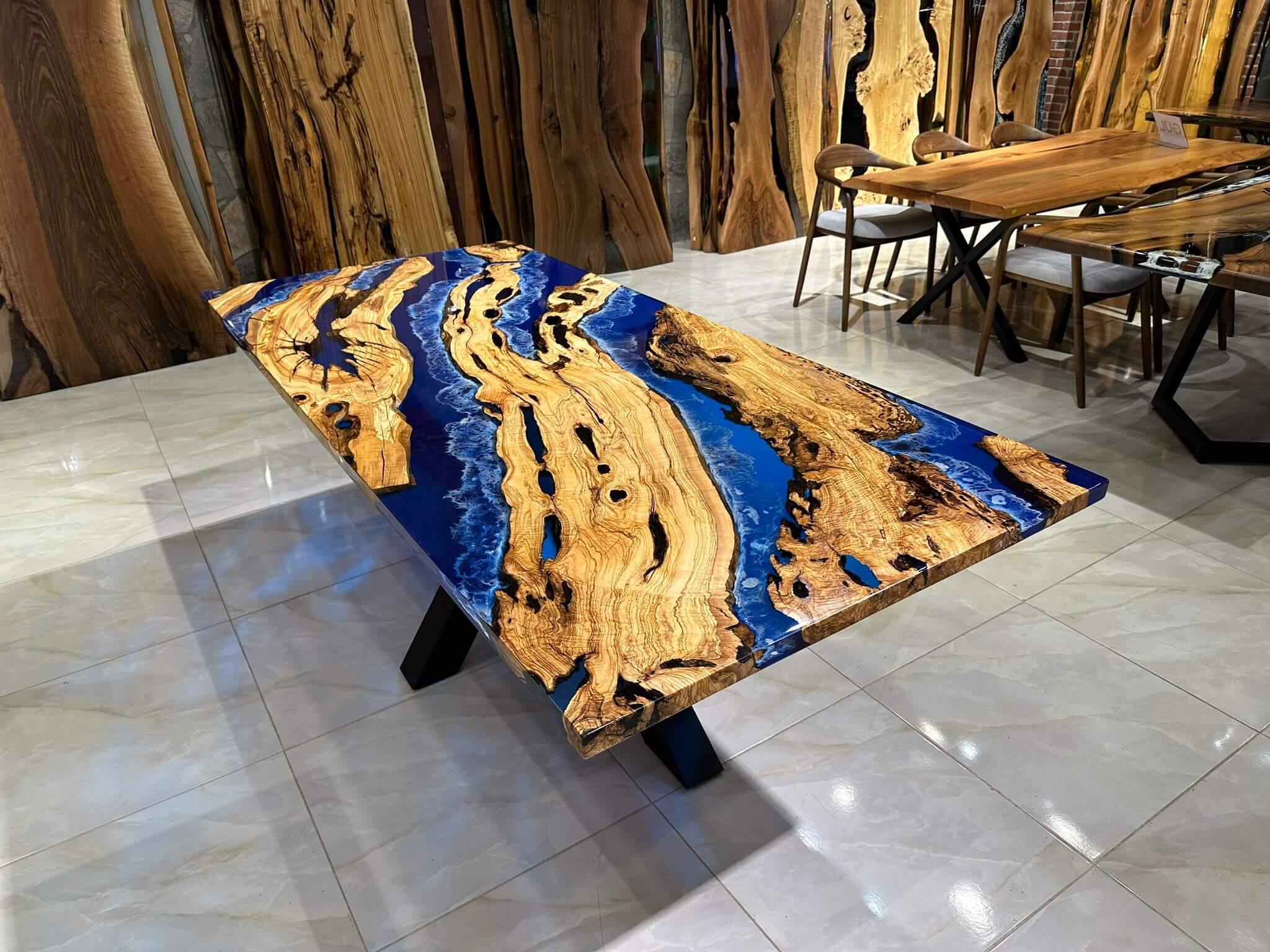 Turc Table de salle à manger en résine époxy bleu océanique Live Edge faite à la main sur commande en vente