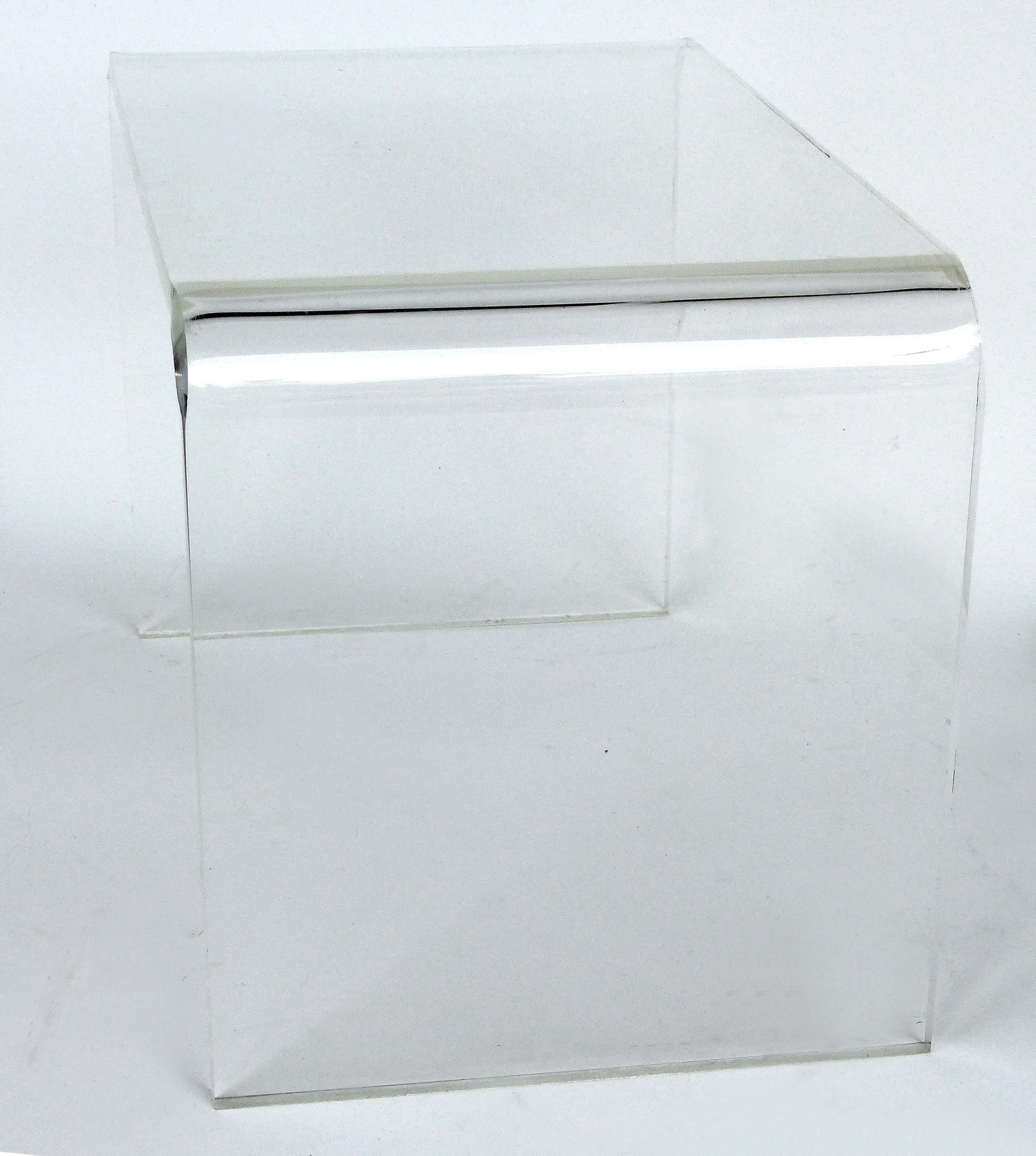 Mesa Lucite en cascada con lados curvados por encargo Moderno de mediados de siglo en venta