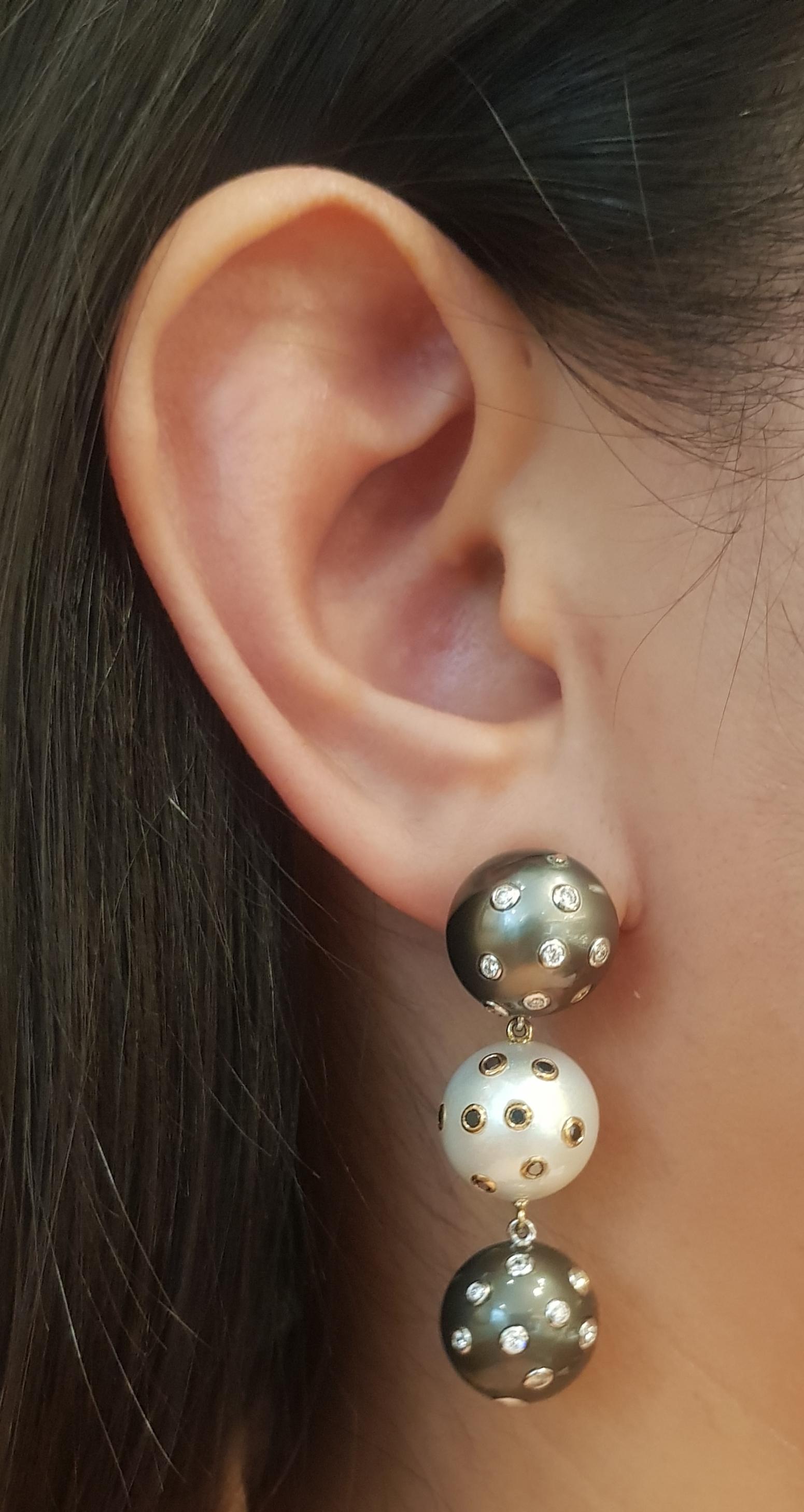 Pendientes de Perla del Mar del Sur, Diamante de 0,66 quilates y Diamante Negro de 0,26 quilates engastados en Oro de 18 quilates

Aprox. Anchura: 1.4 cm 
Aprox. Longitud: 4.3 cm


Perla del Mar del Sur de aproximadamente 12 mm

