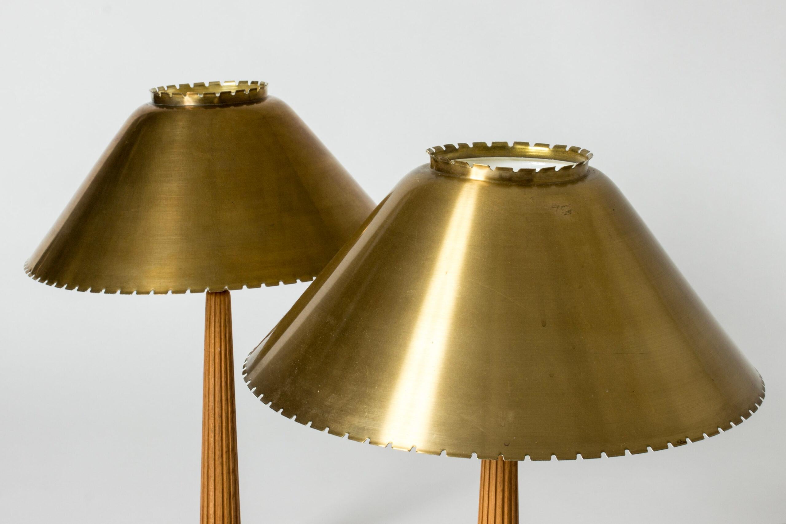 Pieza de recambio para lámpara de mesa.

Pareja de preciosas lámparas de sobremesa de Hans Bergström, fabricadas en latón y caoba. Bordes festoneados alrededor de la parte superior e inferior de las persianas. Asas repujadas con rayas