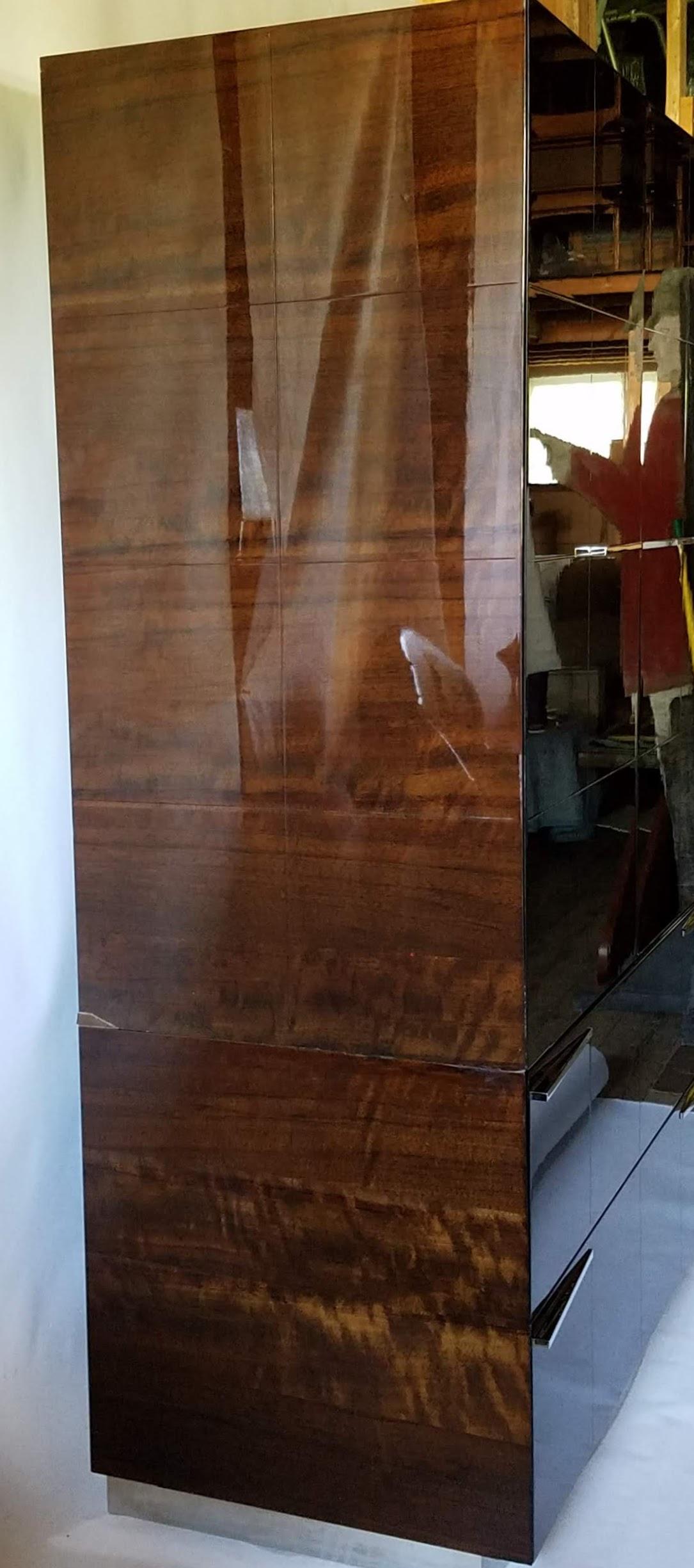 Una barra seca y un armario de caoba encargados a medida  de Blackwelder's en 1975  entregado en Newport, R.I. 
En buen estado vintage.