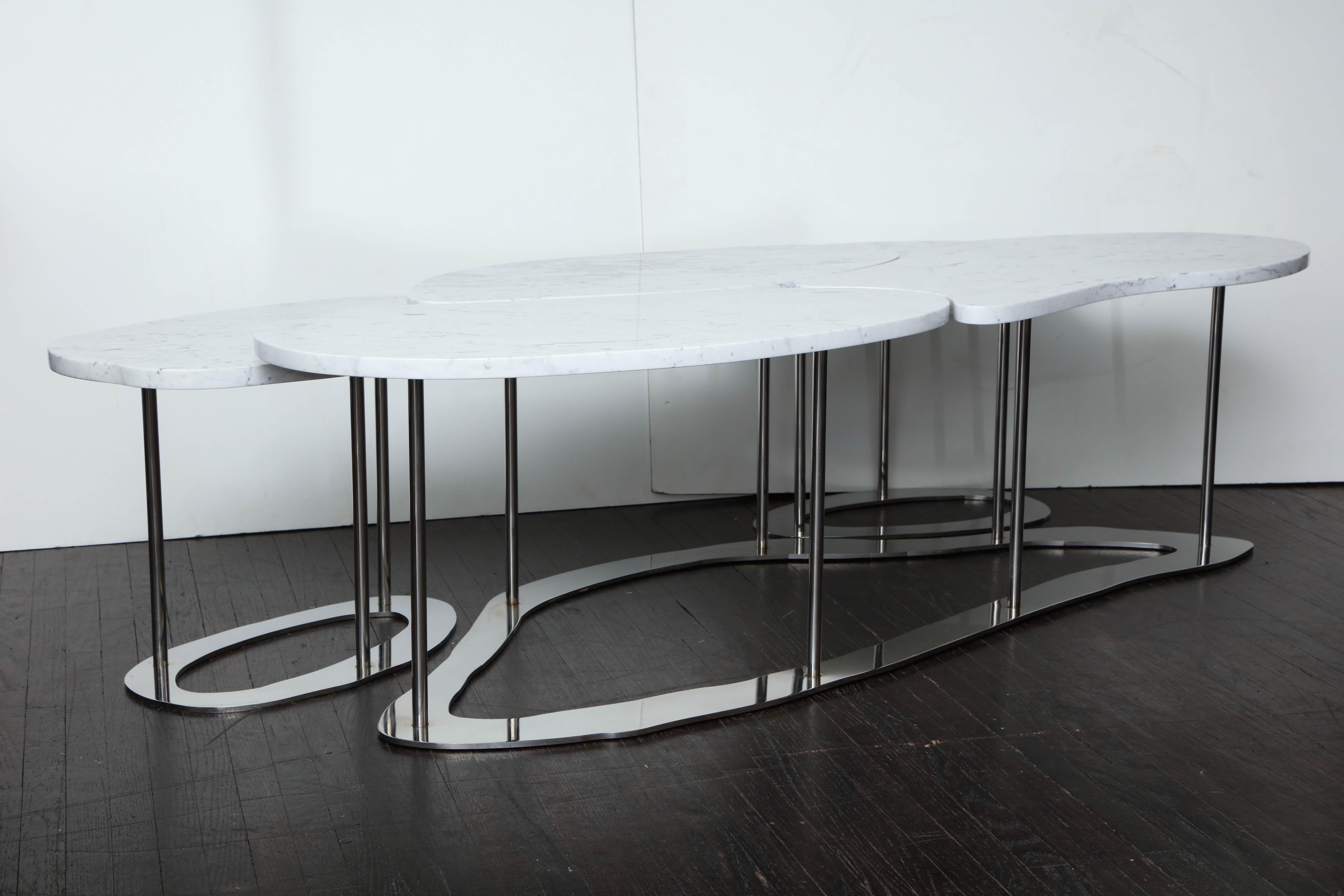 Maßgefertigter, organischer Freiform-Cocktailtisch aus Marmor mit zwei ineinander verschachtelten Tischen. Die Platten sind aus Carrara-Marmor gefertigt und in einer Art Freiform geschnitten, um organische Formen zu schaffen. Sonderanfertigungen