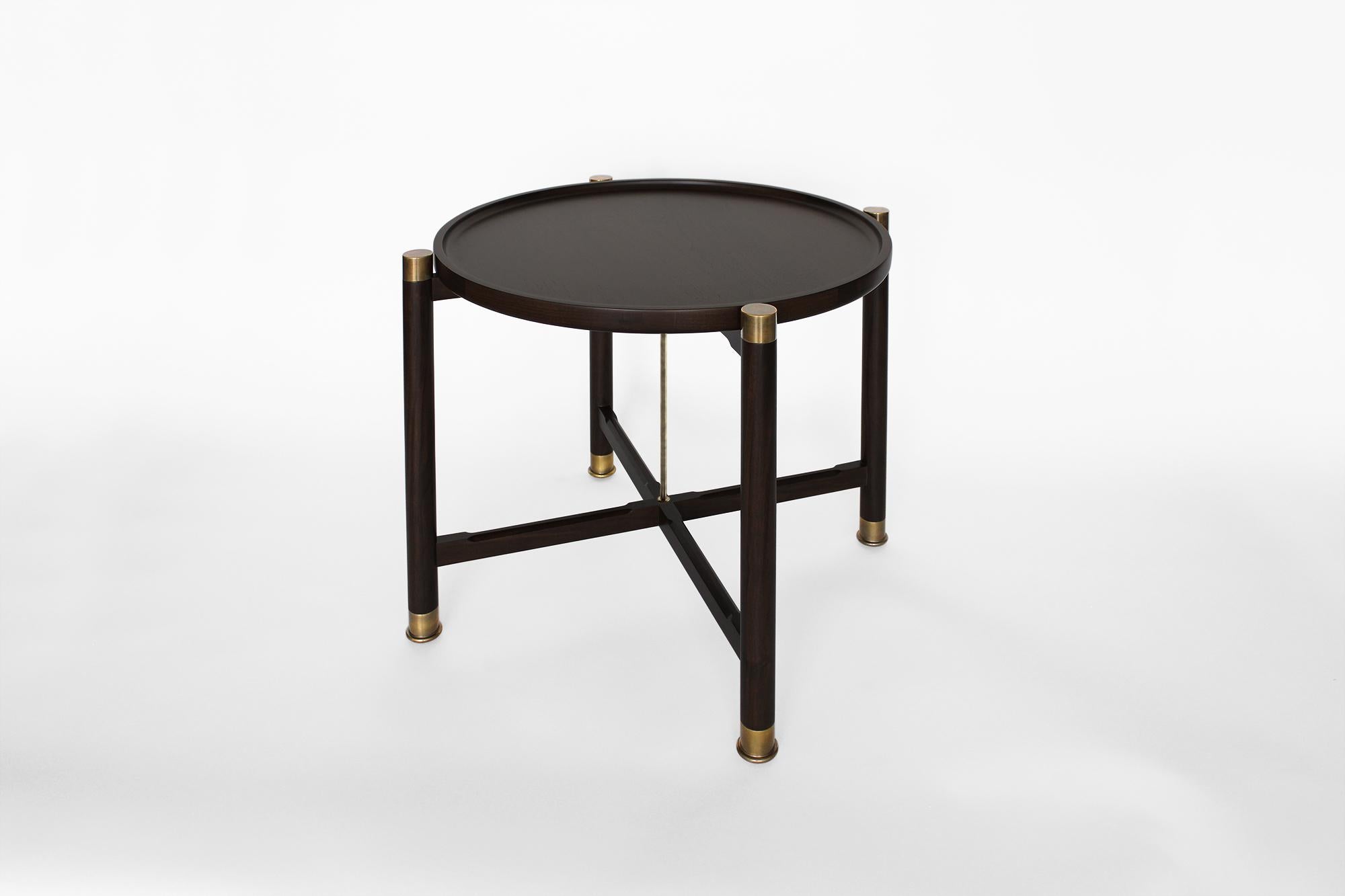 Américain Table d'appoint ronde Otto sur mesure en Oak s'ébauchant avec des ferrures et un Stem en laiton antique en vente