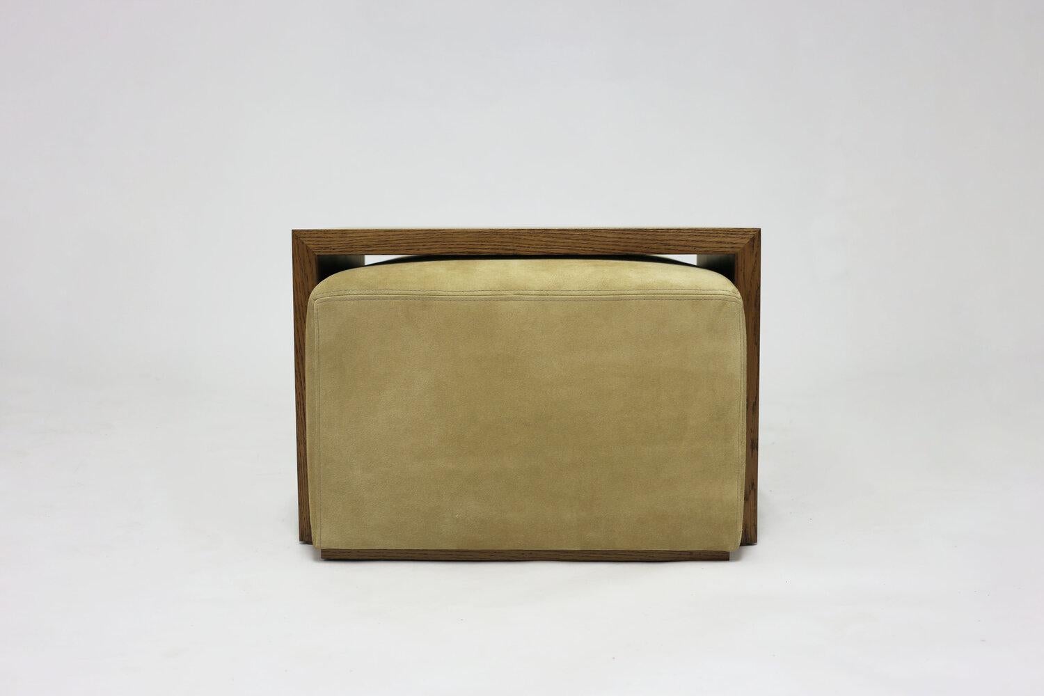 Sculpté à la main Pouf et table en bois personnalisés:: présentés en daim et chêne avec faux poil de mouton en vente