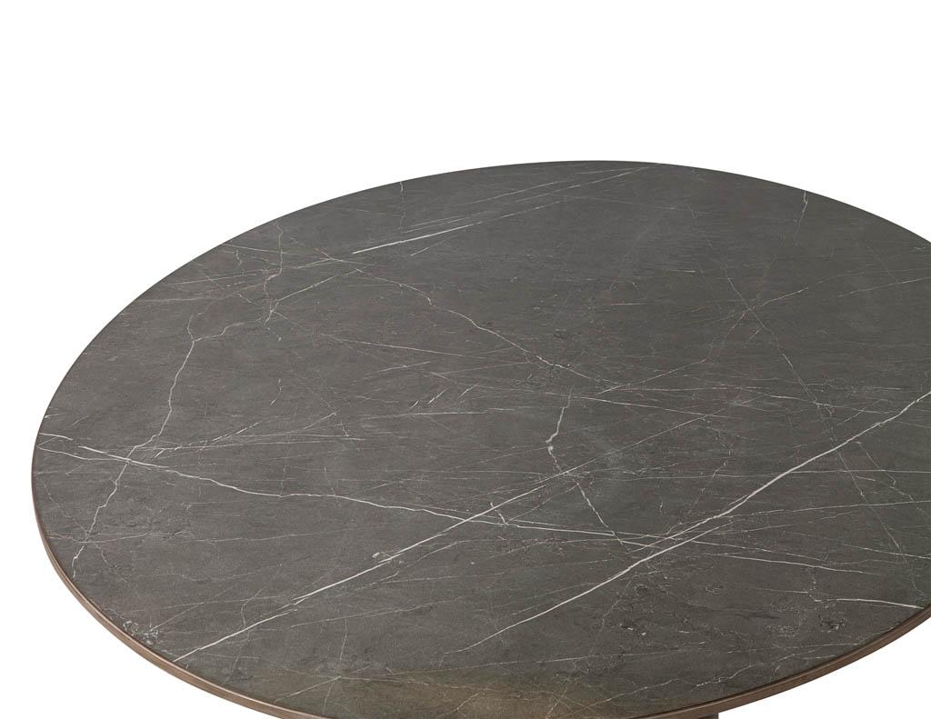 Table de salle à manger ovale sur mesure avec plateau en porcelaine et base Demi Lune en laiton par Carrocel en vente 5