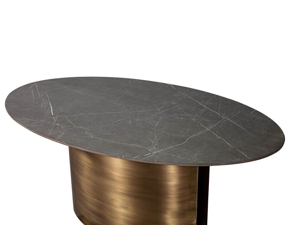 Canadien Table de salle à manger ovale sur mesure avec plateau en porcelaine et base Demi Lune en laiton par Carrocel en vente