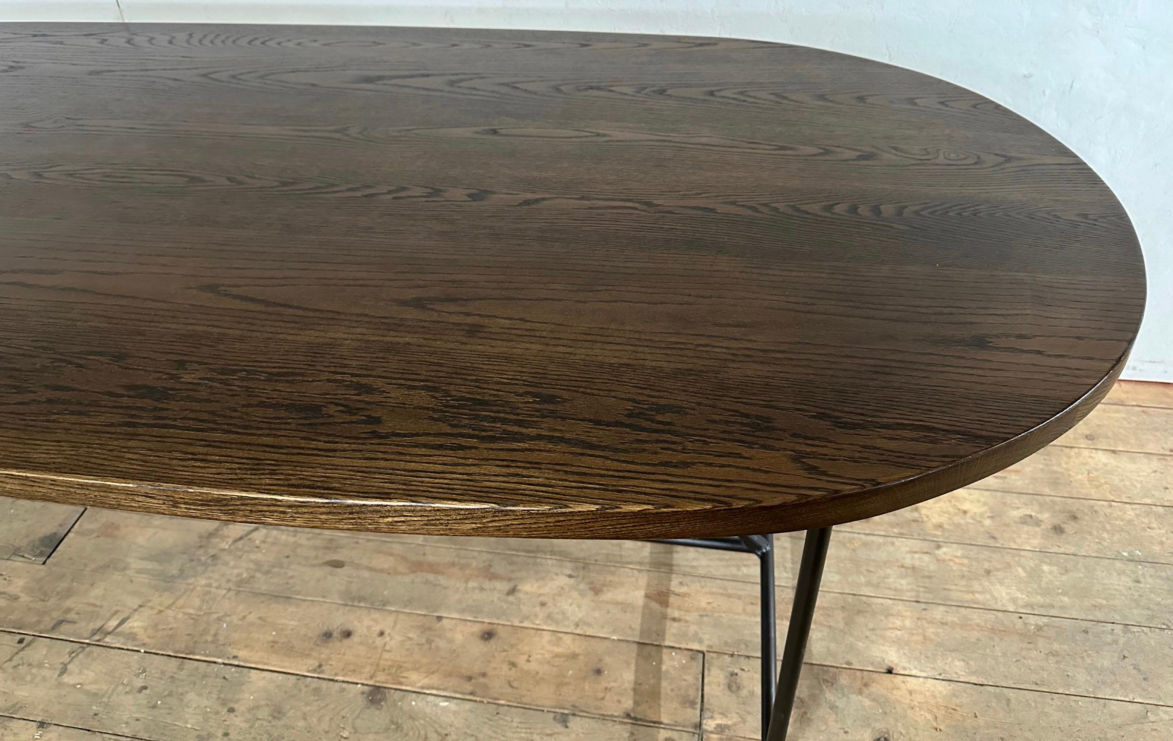 Elegant et rustique à la fois, ce plateau en chêne et cette base de table de salle à manger en fer forgé peuvent être fabriqués sur mesure. La table peut être utilisée comme table à manger, bureau, table de travail ou table de salle de conférence,