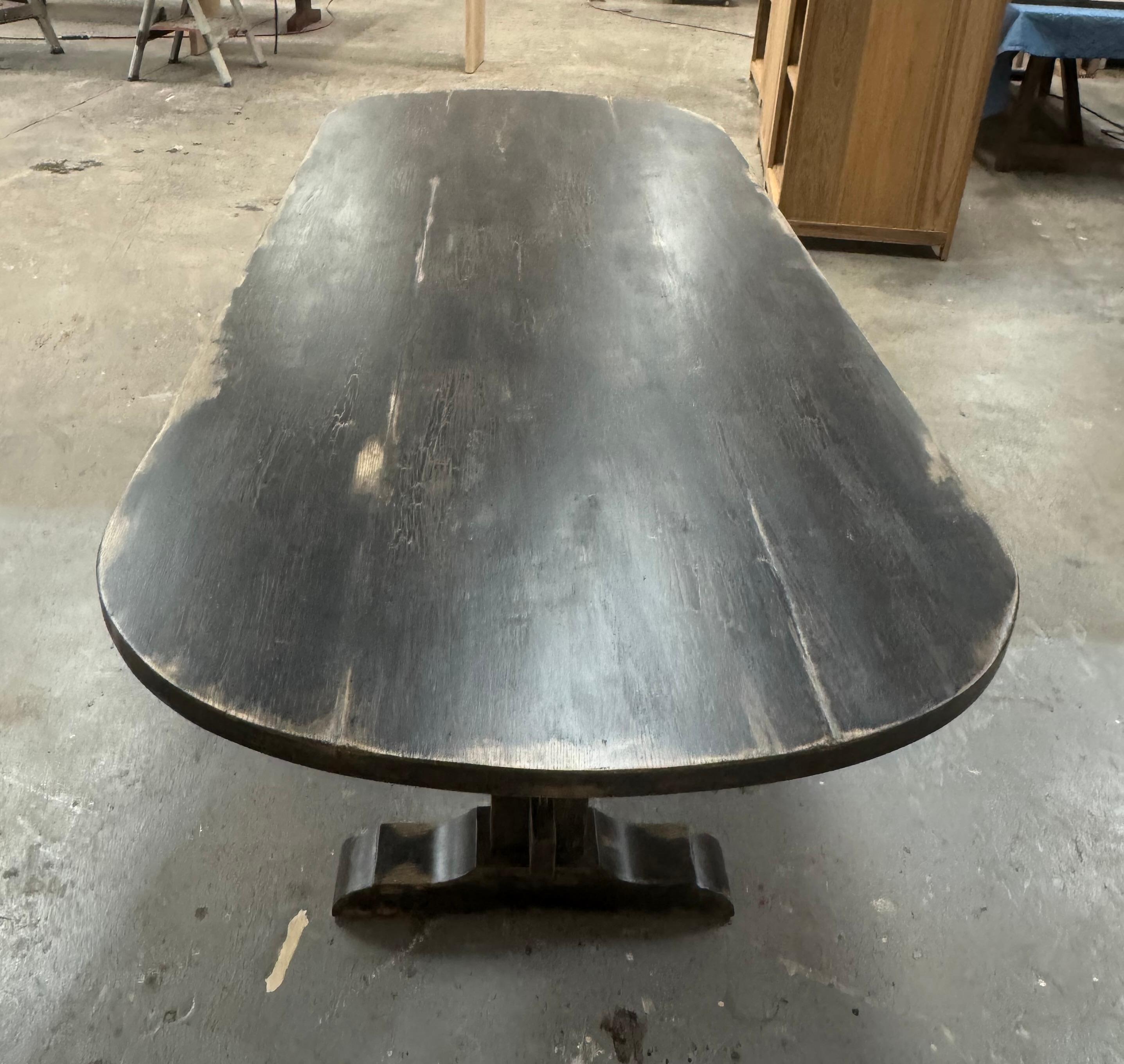 Maßgefertigter bemalter Evy Trestle-Tisch, auf Bestellung gefertigt von Petersen Antiques im Zustand „Neu“ im Angebot in Los Angeles, CA