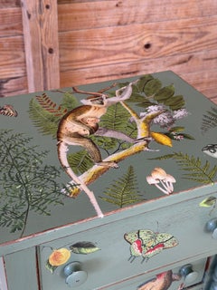 Comodino a quattro cassetti con applicazioni in decoupage tropicale dipinto su misura da un artista locale