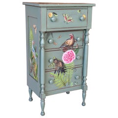 Comodino a quattro cassetti con applicazioni in decoupage tropicale dipinto su misura da un artista locale