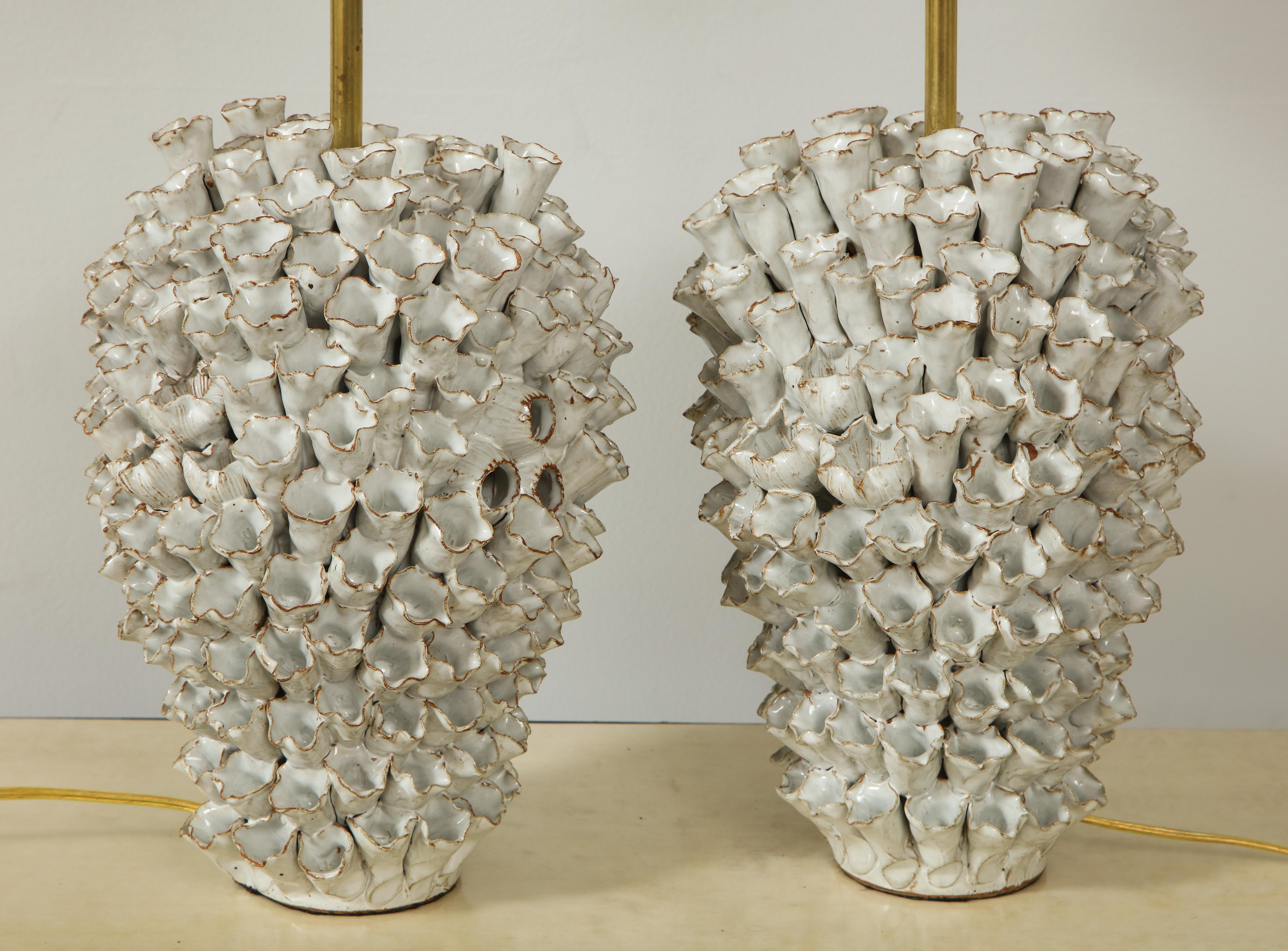 italien Paire de lampes en céramique Barnacle personnalisées en vente