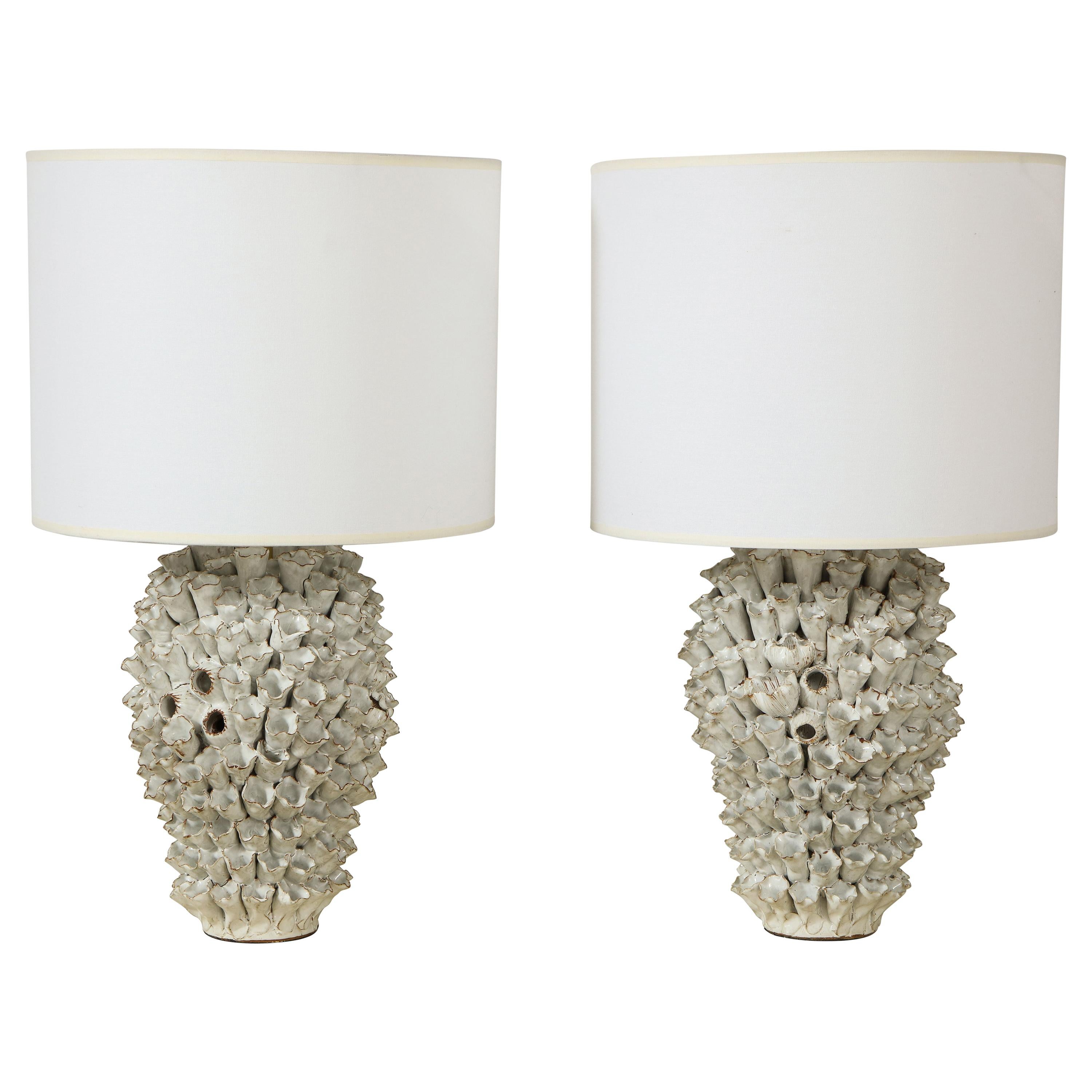 Paire de lampes en céramique Barnacle personnalisées en vente