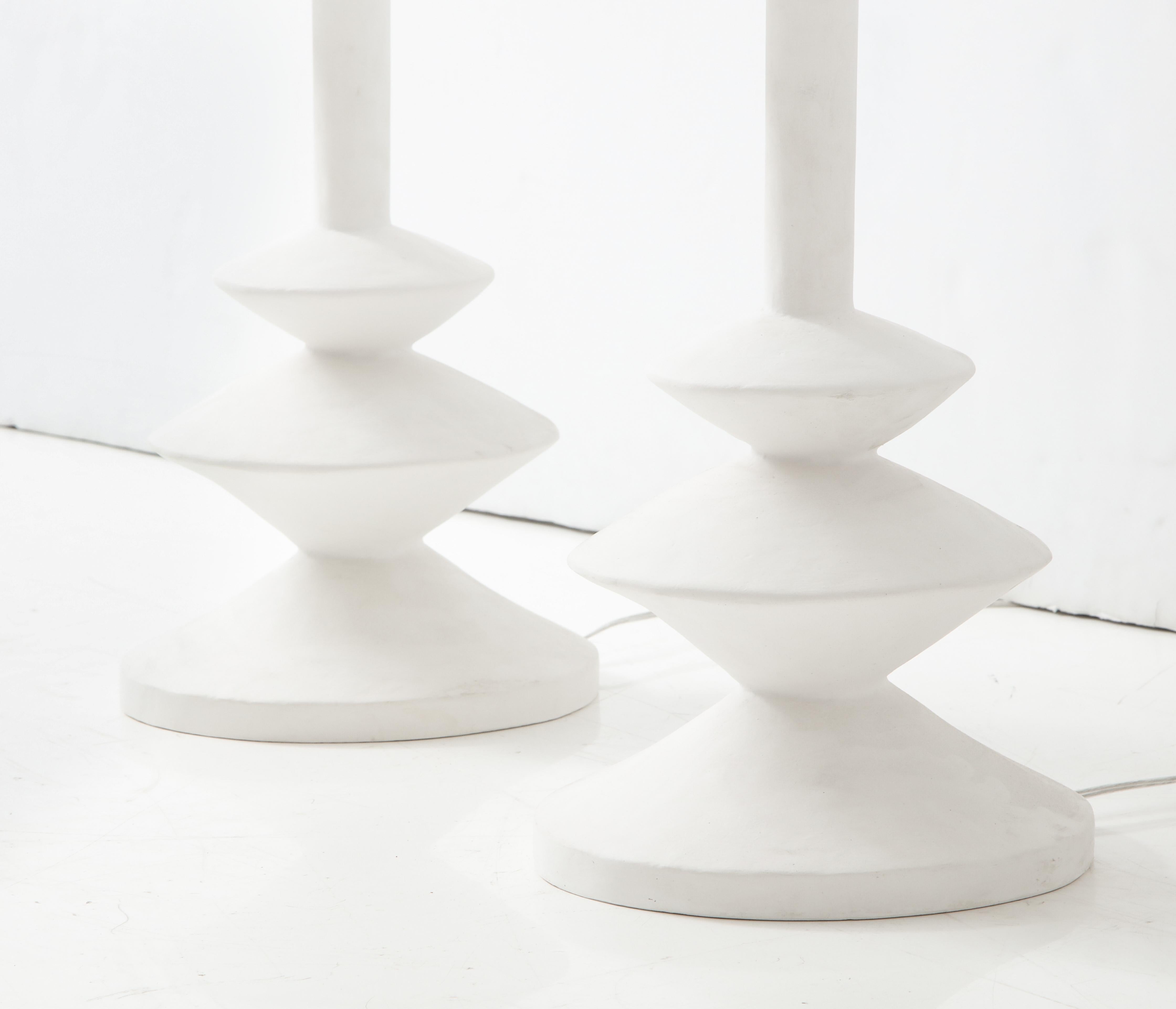 XXIe siècle et contemporain Paire de lampes en plâtre françaises faites sur mesure à la manière d'Alberto Giacometti en vente