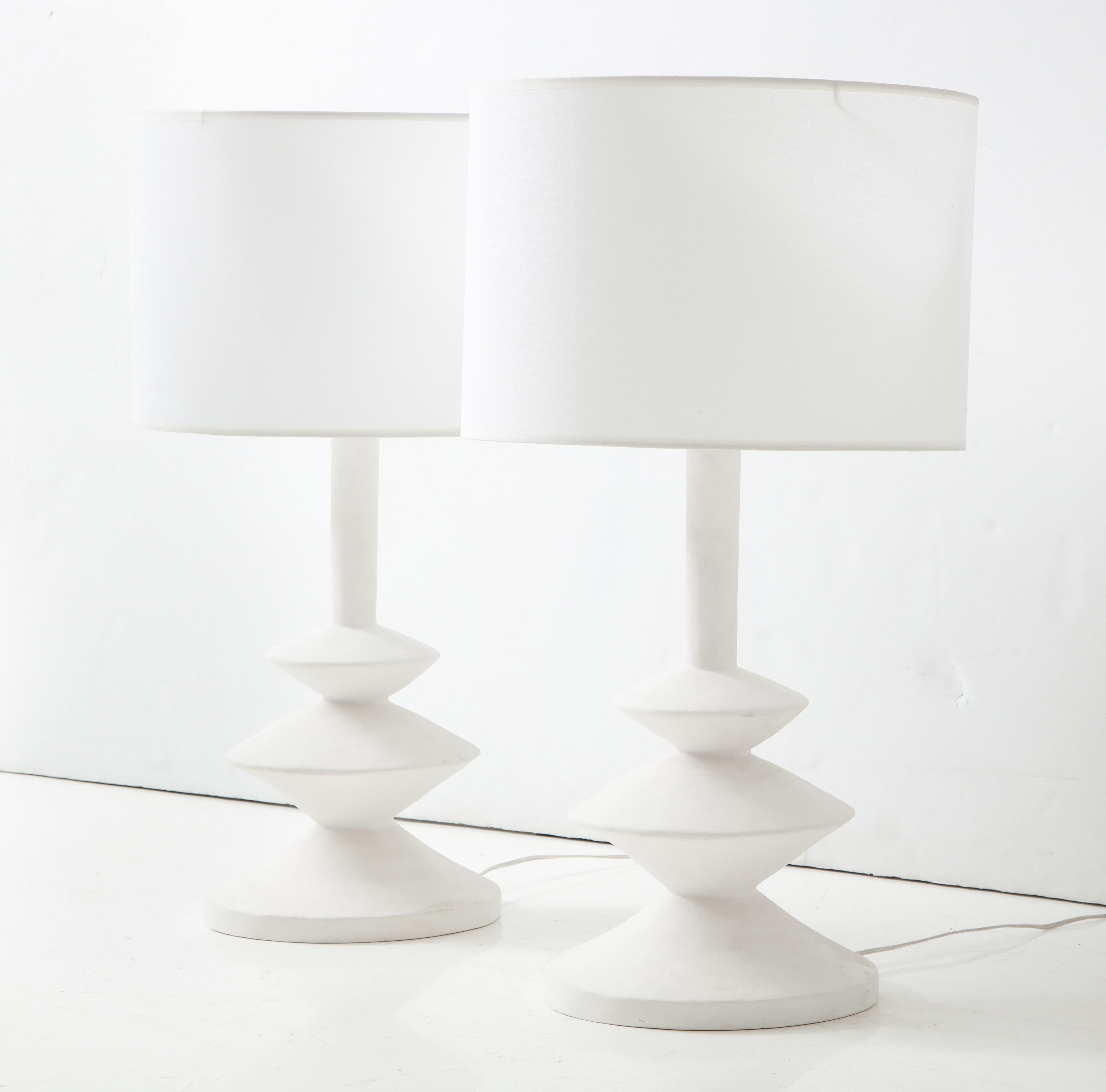 Paire de lampes en plâtre françaises faites sur mesure à la manière d'Alberto Giacometti Neuf - En vente à New York, NY
