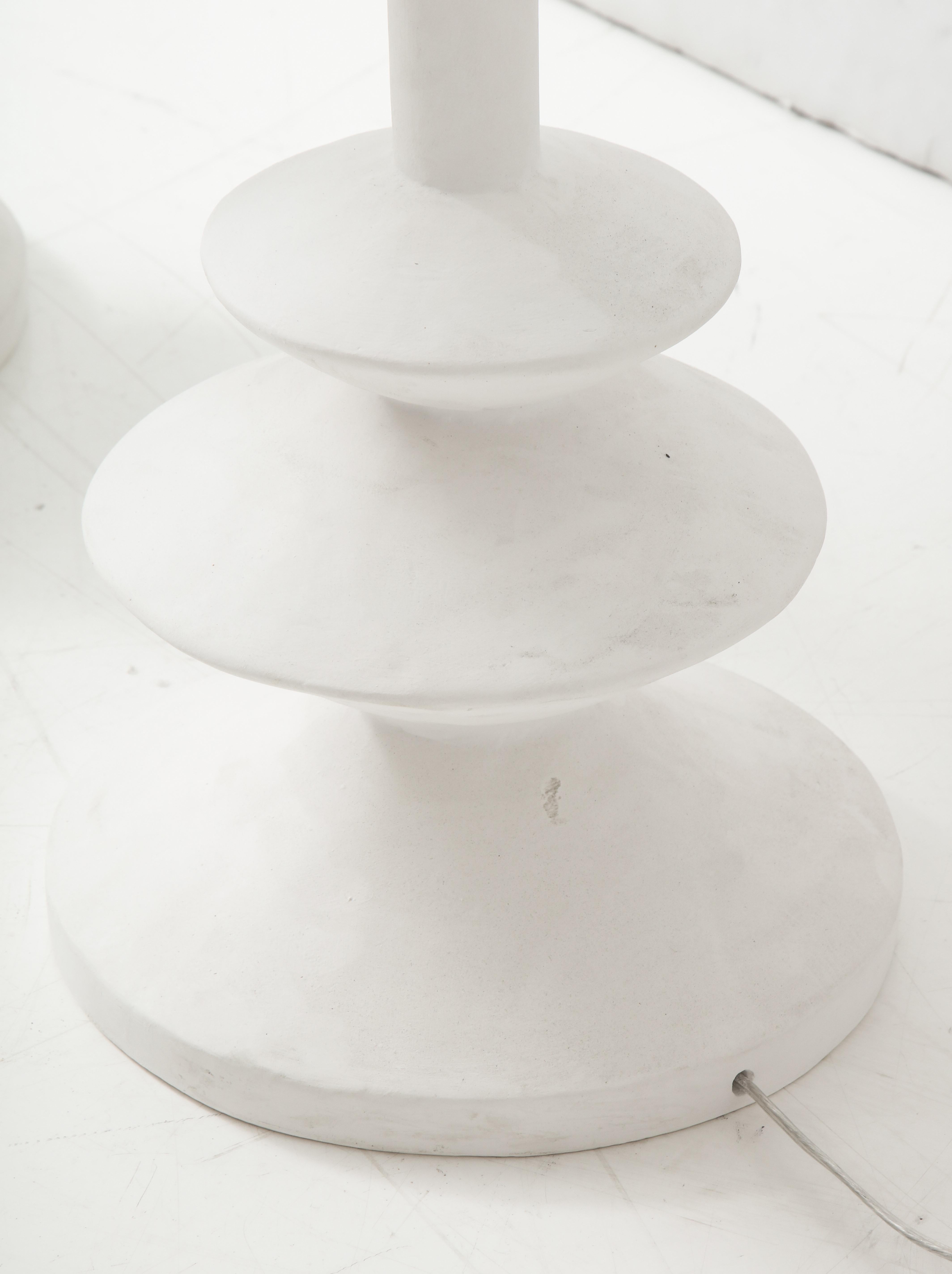 Paire de lampes en plâtre françaises faites sur mesure à la manière d'Alberto Giacometti en vente 2