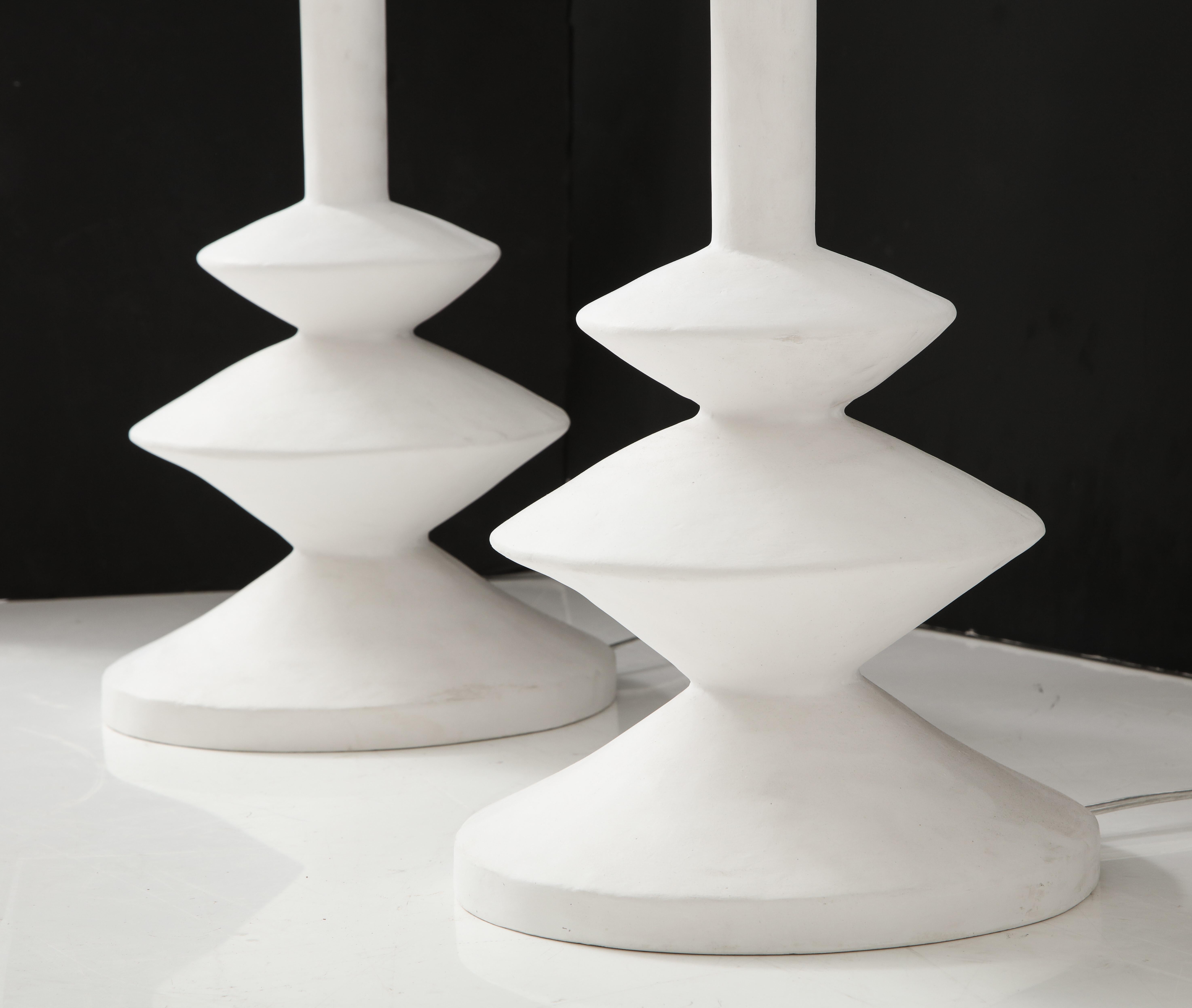 Américain Paire de lampes françaises en plâtre à la manière d'Alberto Giacometti en vente