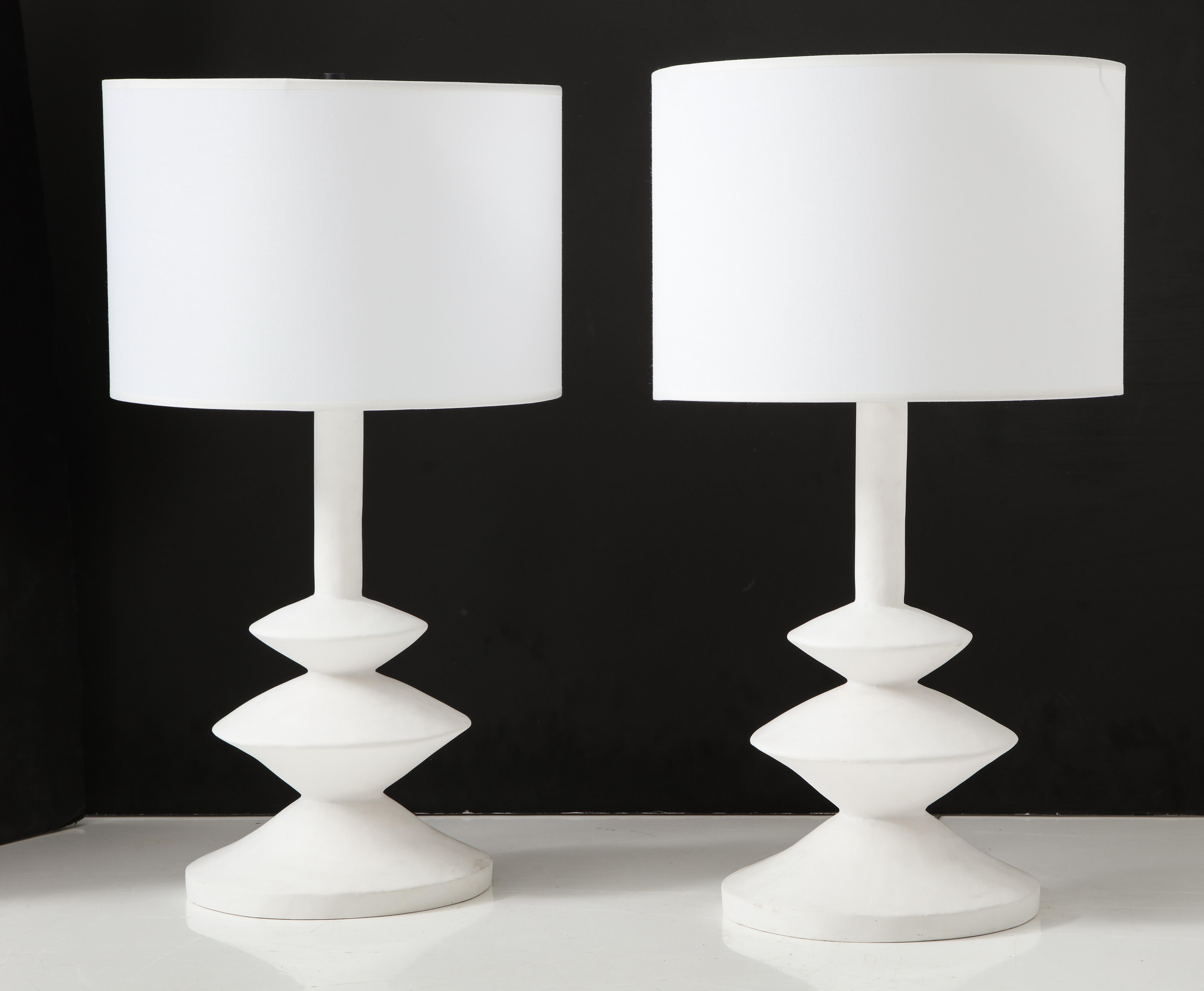 Moderne Paire de lampes en plâtre françaises faites sur mesure à la manière d'Alberto Giacometti en vente
