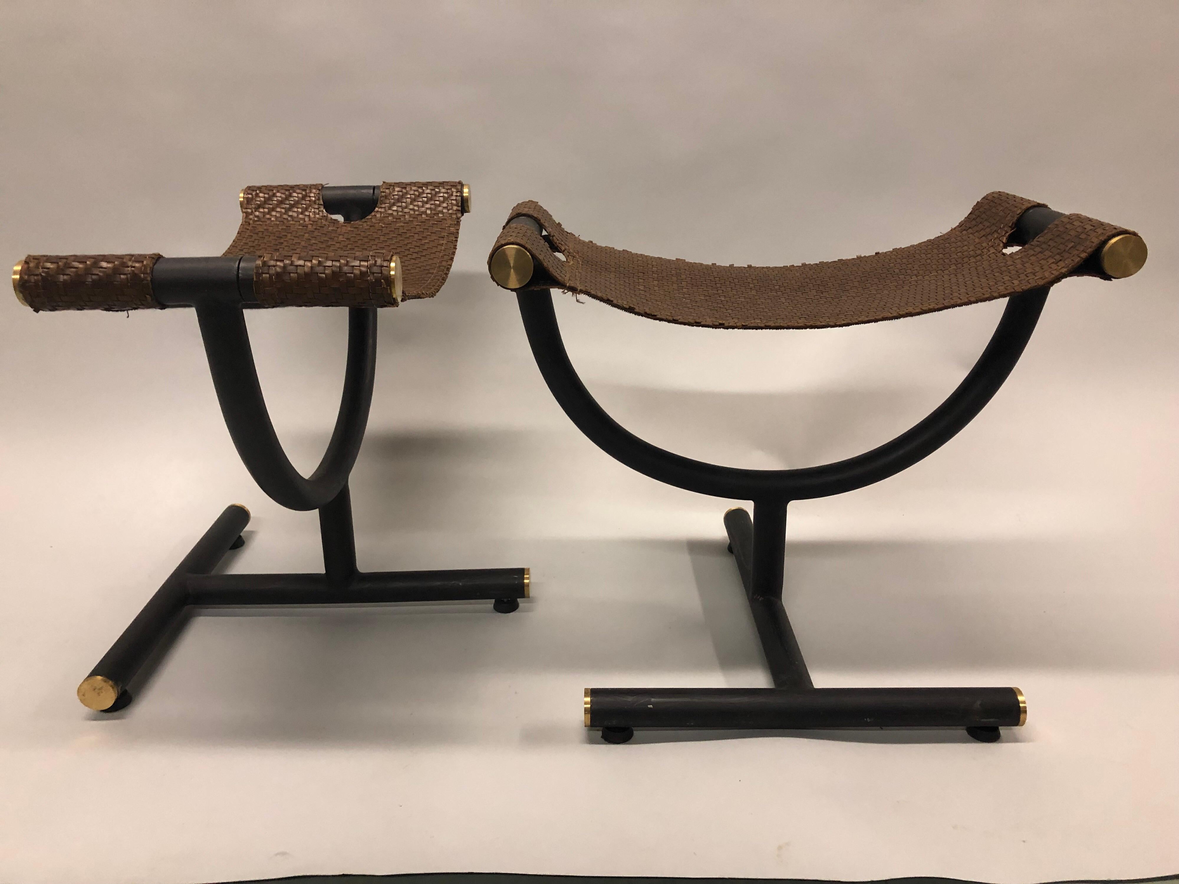 Maßgefertigtes Paar italienischer Hocker / Bänke aus Eisen, Messing und geflochtenem Leder für Gucci (Moderne der Mitte des Jahrhunderts) im Angebot
