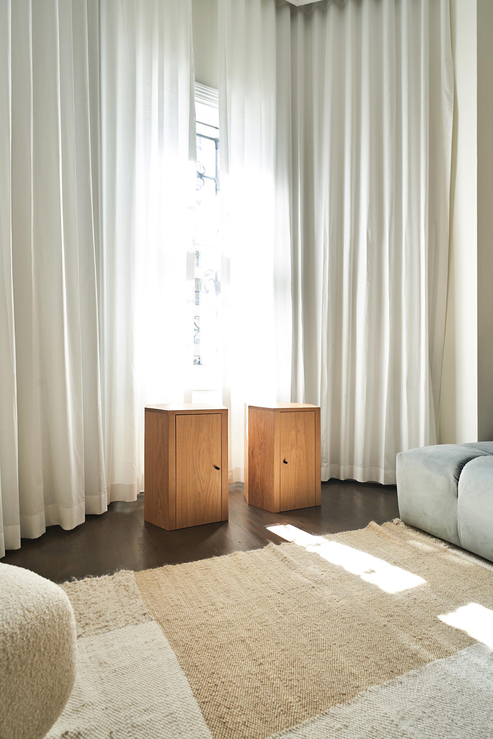 Bois Paire de tables de nuit Park en chêne huilé 34 po. (L) x 19 po. (D) x 24 po. (H) en vente