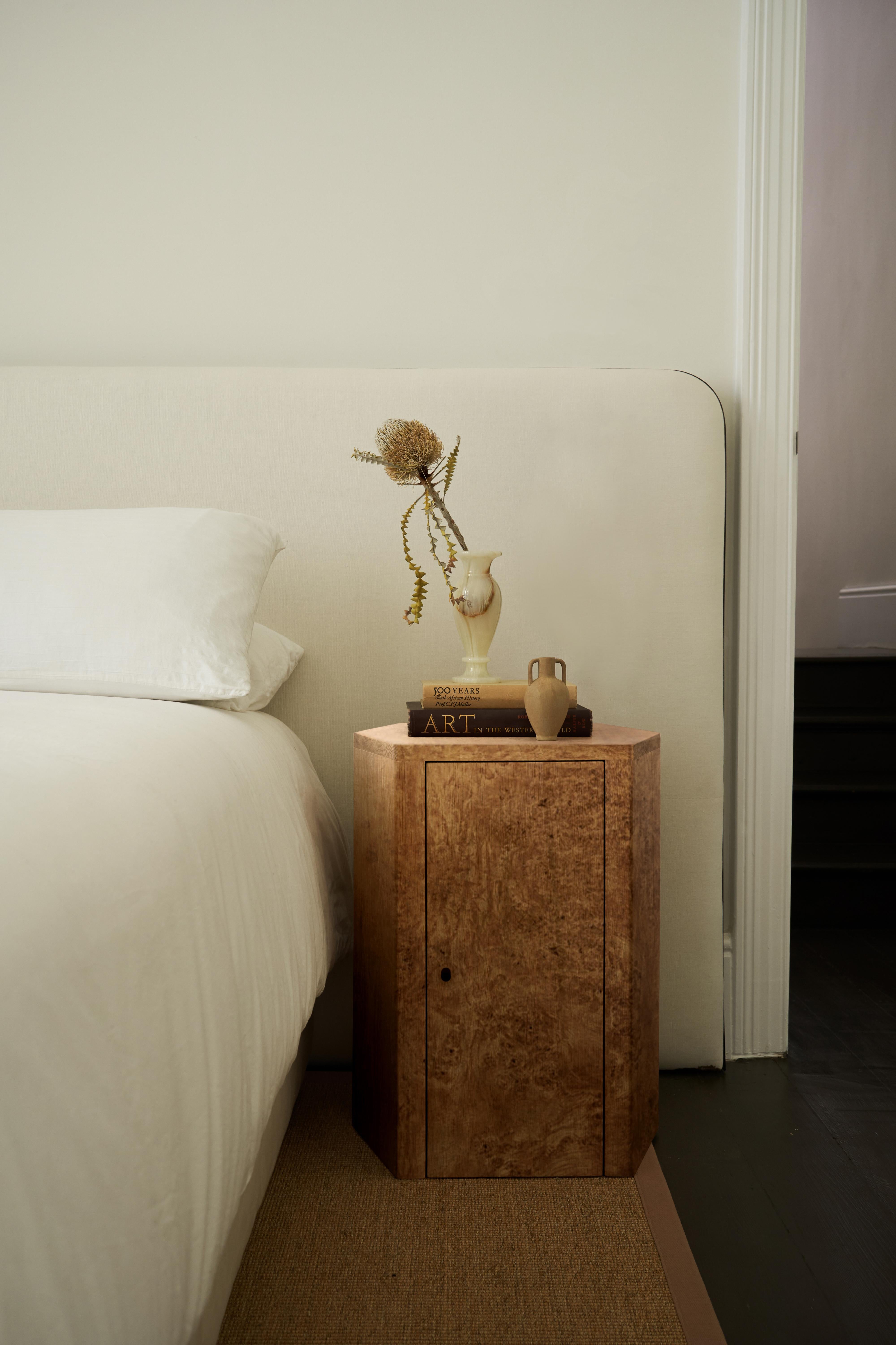 Il comodino Park è l'incarnazione di una squisita maestria, con dimensioni meticolosamente proporzionate e dettagli eccezionali che lo rendono un compagno ideale per il letto. I nostri mobili sono realizzati con cura per diventare punti focali