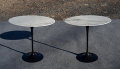 Maßgefertigtes Paar ovaler Saarinen Knoll-Beistelltische oder Beistelltische in Calacatta-Gold