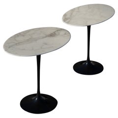 Coppia personalizzata di tavolini ovali Saarinen Knoll in oro calacatta